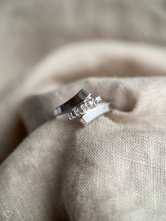 Vintage Diamond Ring in 14k White Gold, Antique Jewelry from the 1940s - Timeless, Sustainable, @JewelryOnRepeat