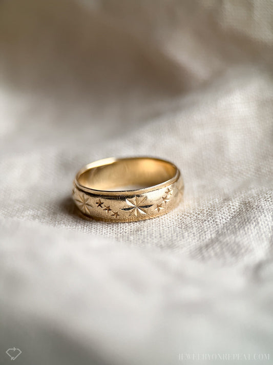 Vintage Stars Wedding Band in 14k Gold, Antique Jewelry from the 1960s - Timeless, Sustainable, @JewelryOnRepeat