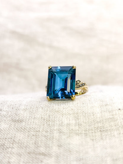 Vintage 1980s Blue Topaz Gemstone Ring in 14k Gold