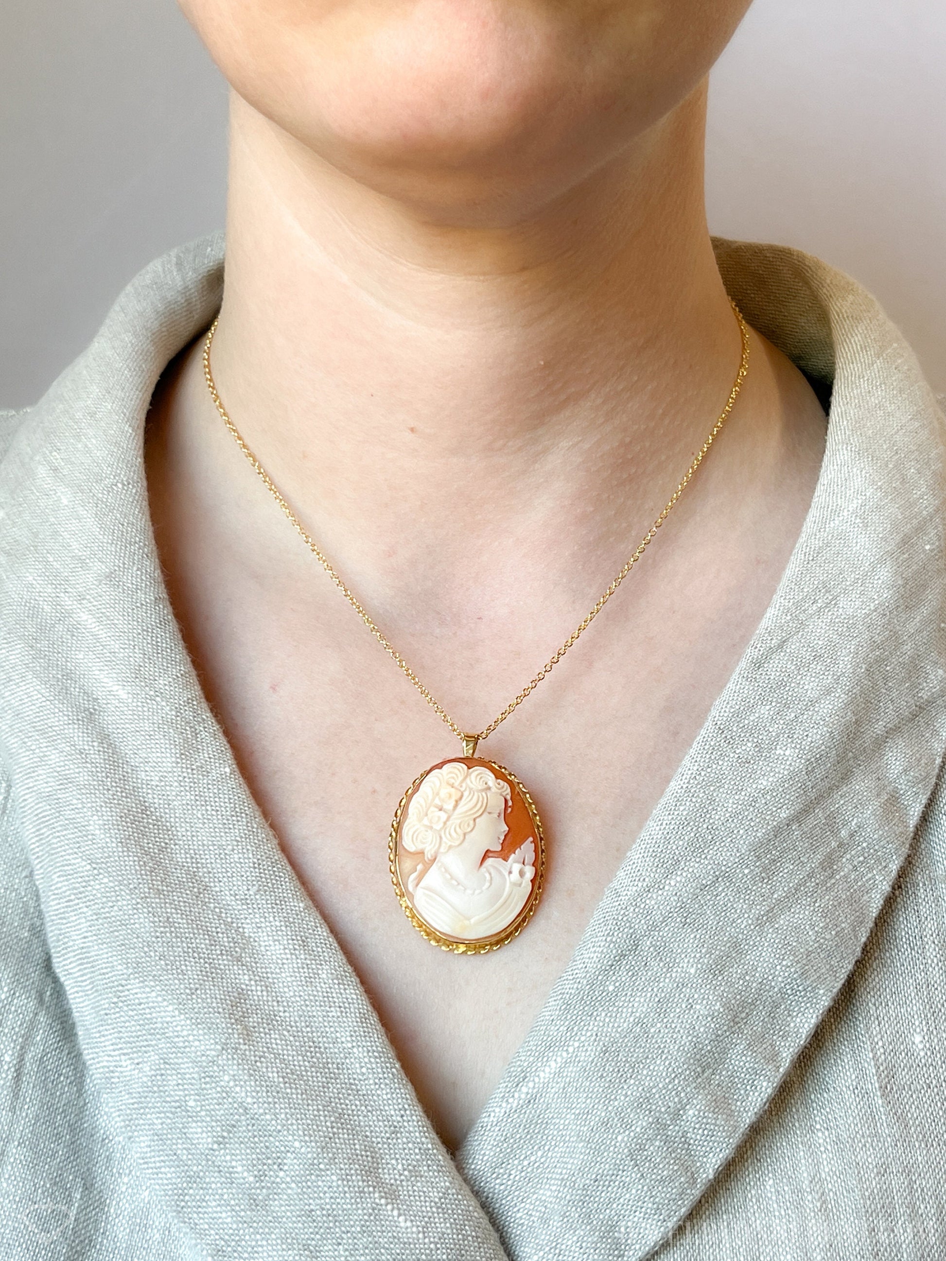 Vintage 1940s Cameo Brooch Pendant in 14k Gold