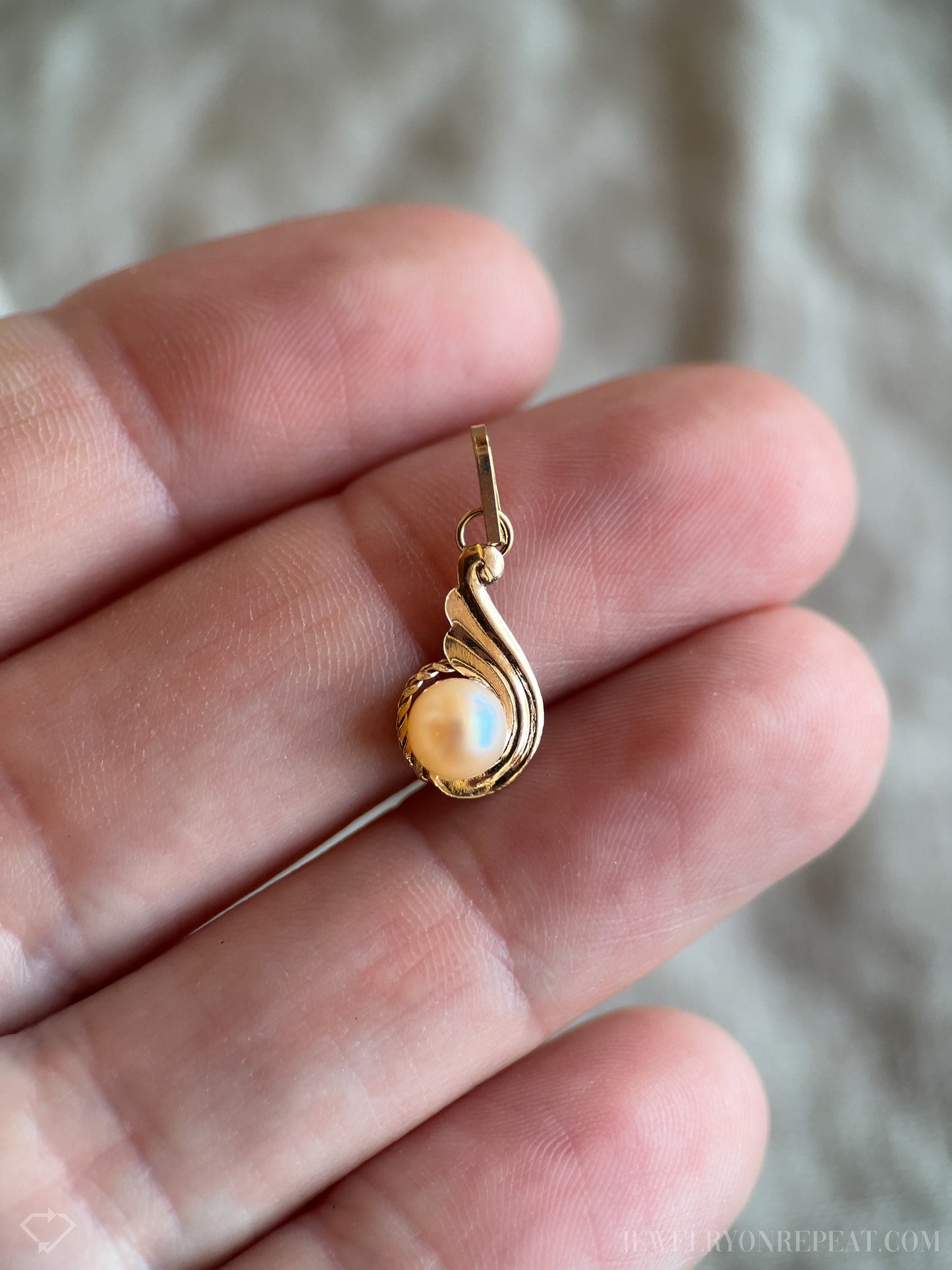 Vintage Pearl Gemstone Wave Pendant in 18k Gold