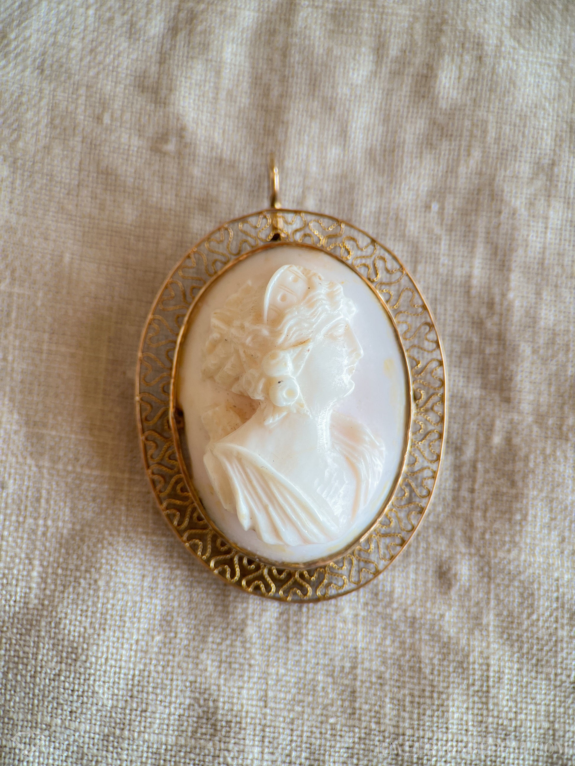 Vintage 1940s Cameo Brooch Pendant in 10k Gold