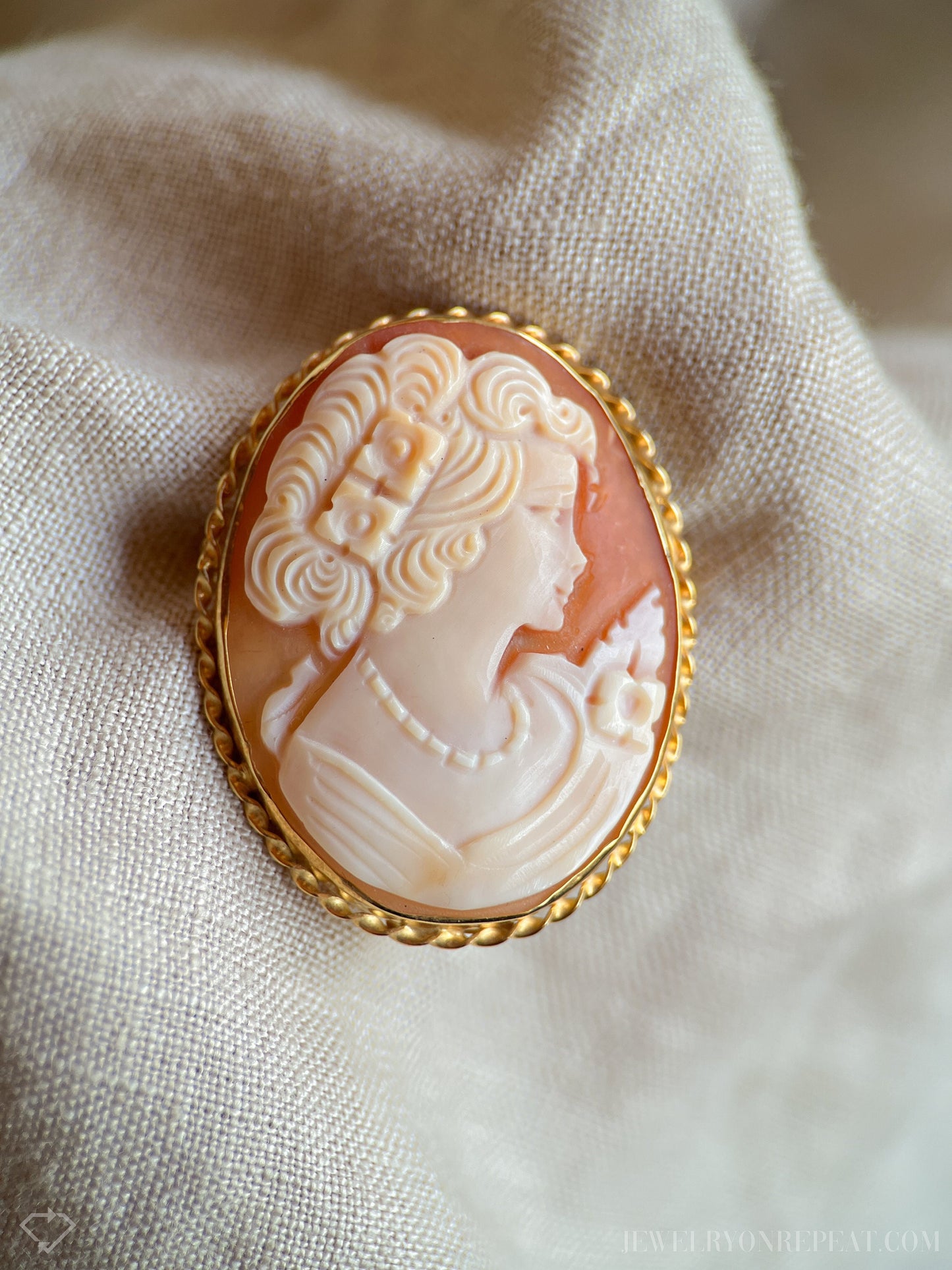 Vintage 1940s Cameo Brooch Pendant in 14k Gold