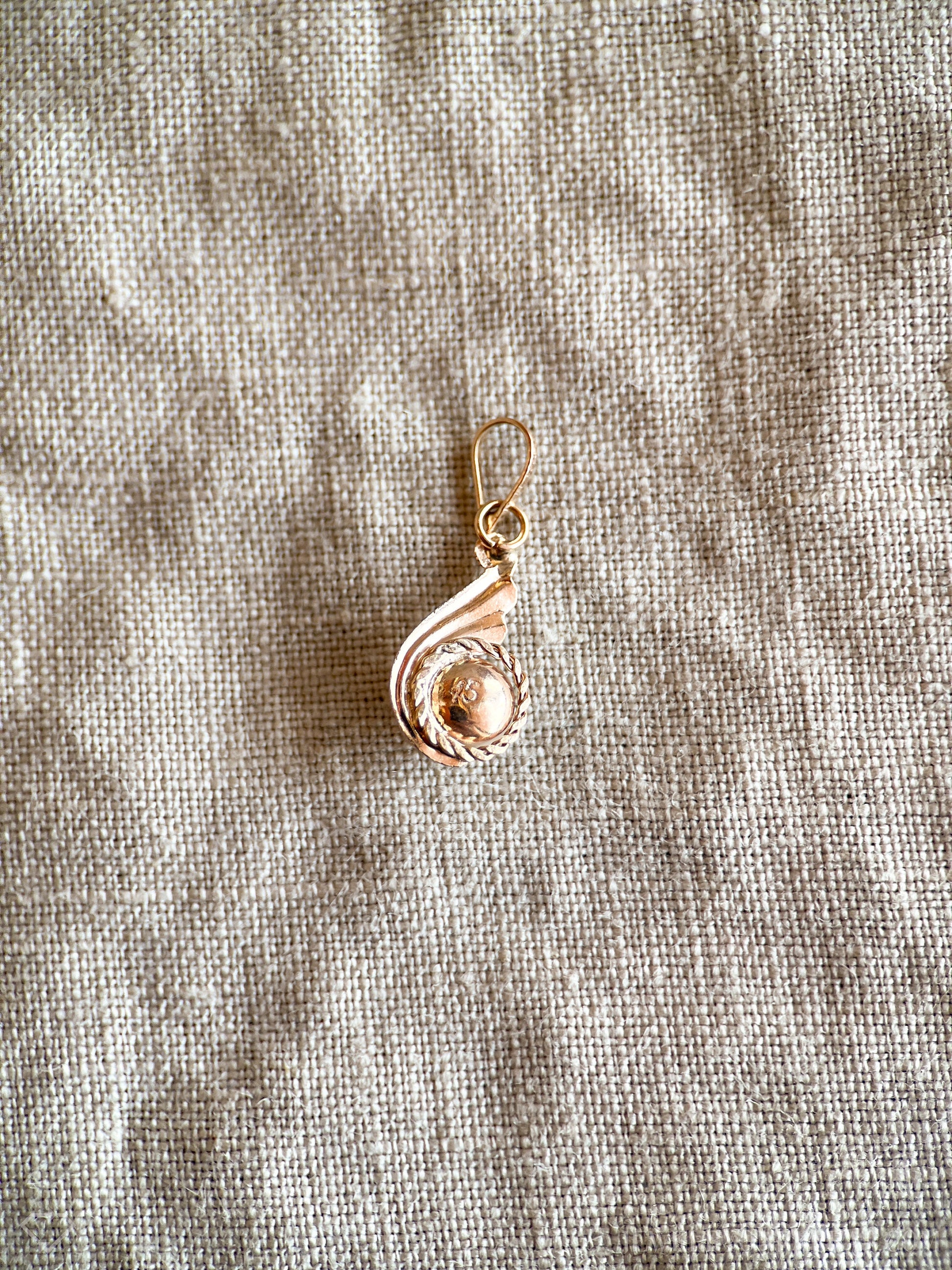 Vintage Pearl Gemstone Wave Pendant in 18k Gold