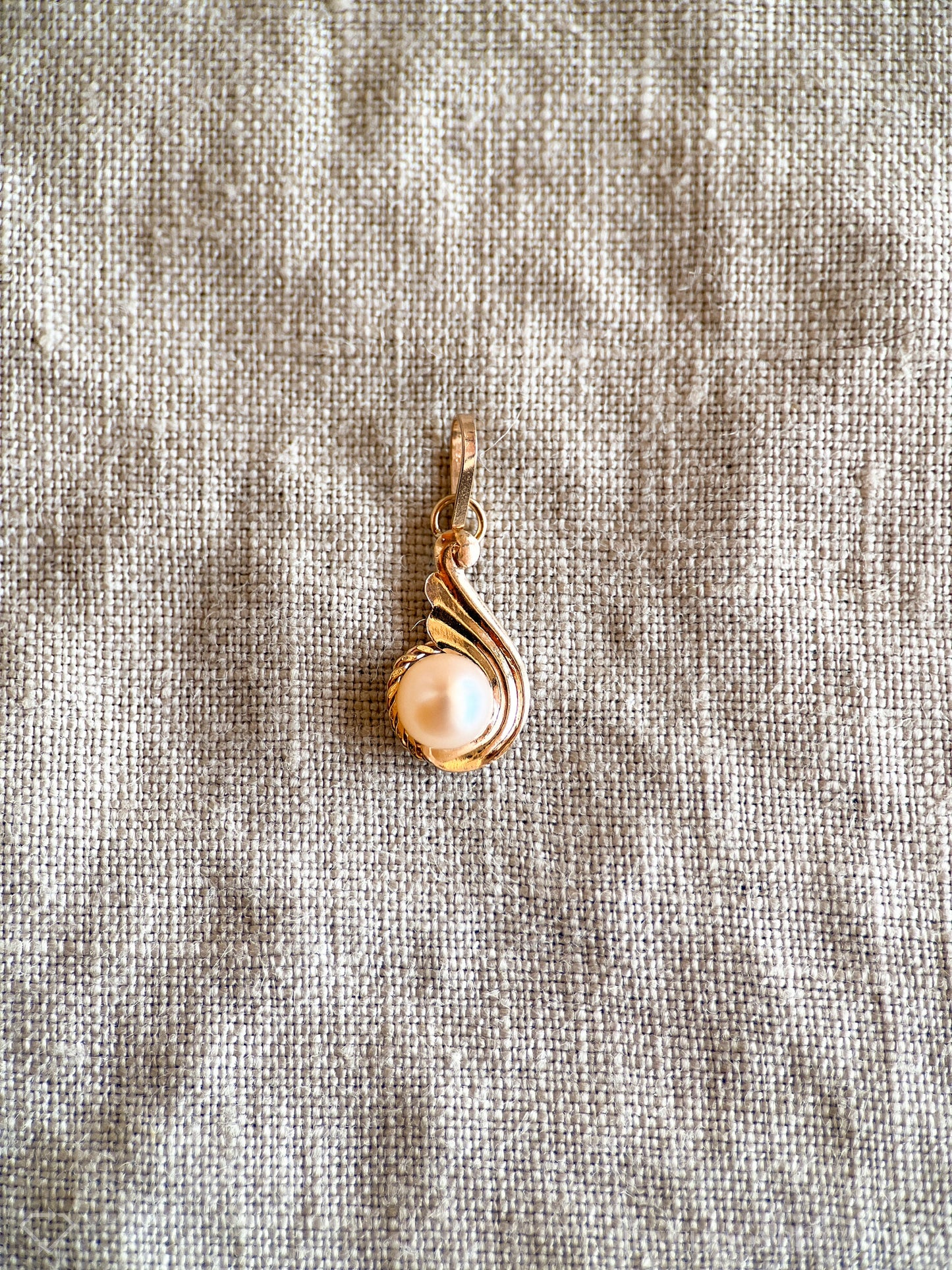 Vintage Pearl Gemstone Wave Pendant in 18k Gold