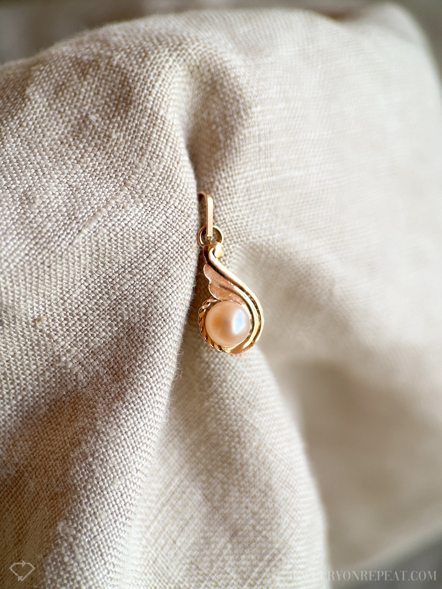 Vintage Pearl Gemstone Wave Pendant in 18k Gold