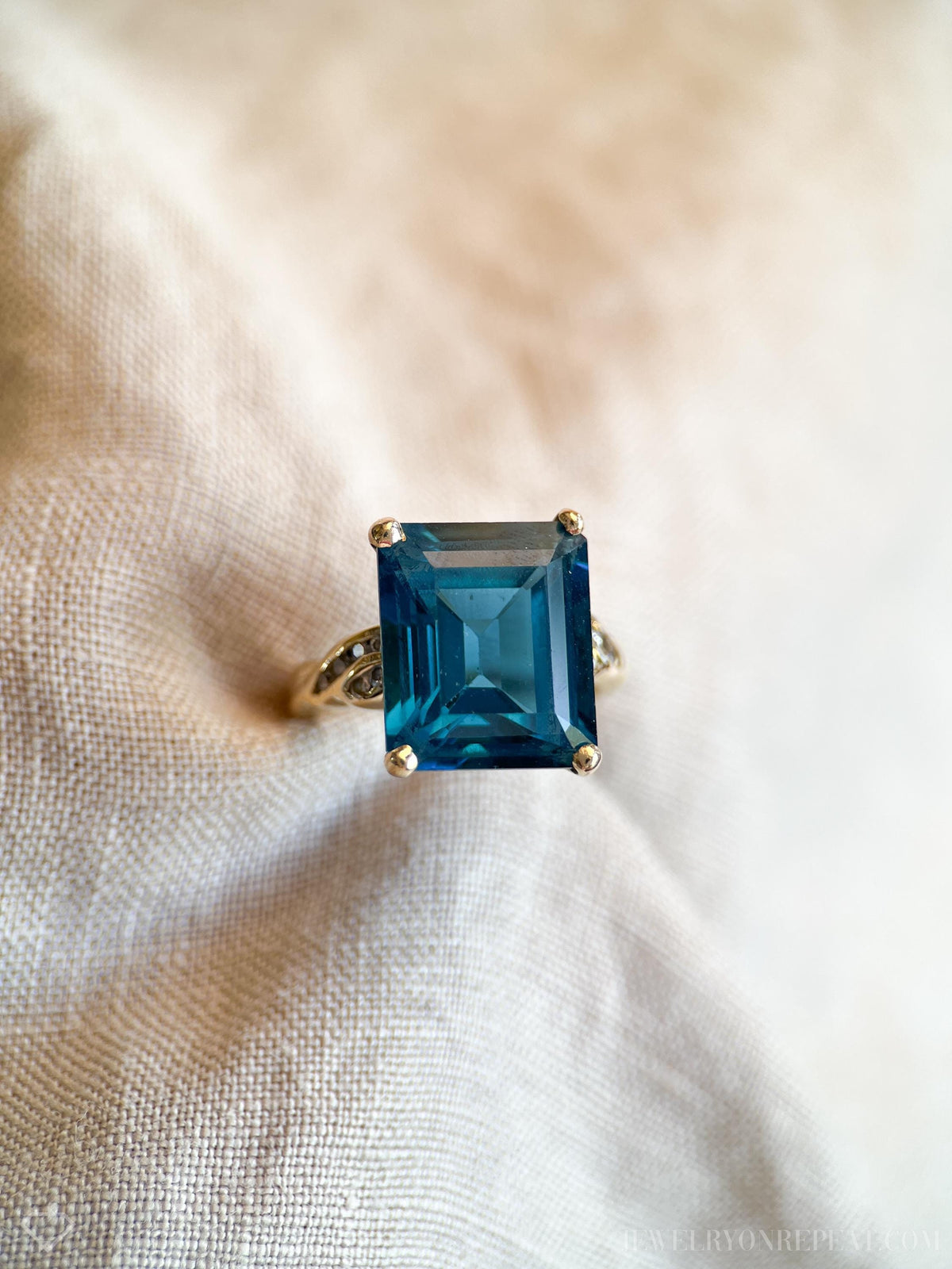 Vintage 1980s Blue Topaz Gemstone Ring in 14k Gold