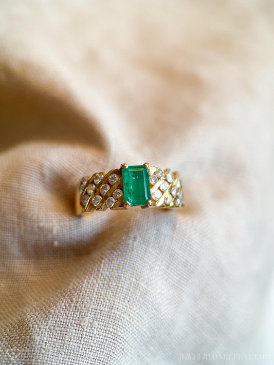 Vintage 1970s Emerald & Diamond Ring in 18k Gold
