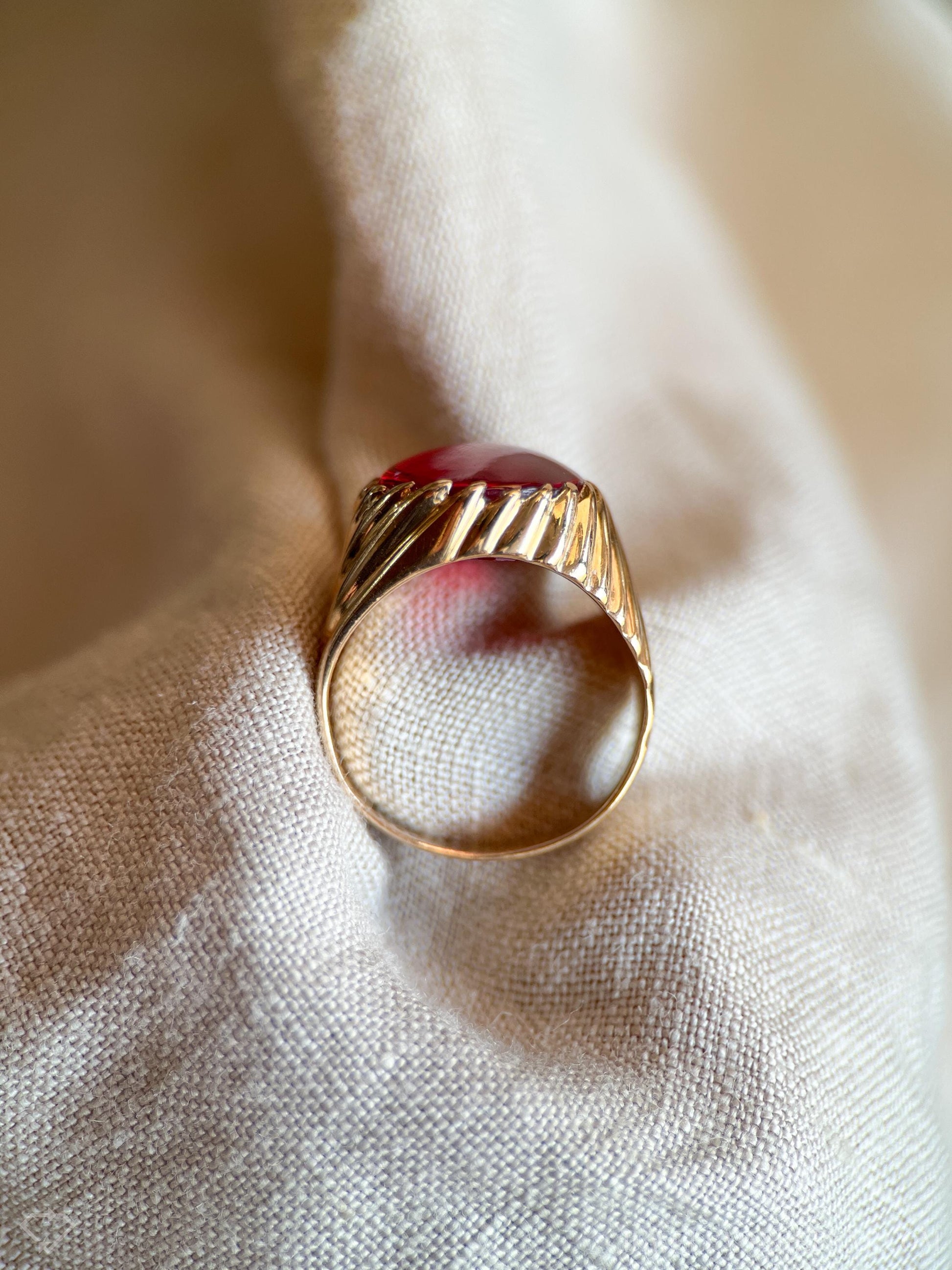 Vintage Ruby Cabochon Gemstone Ring in 18k Gold