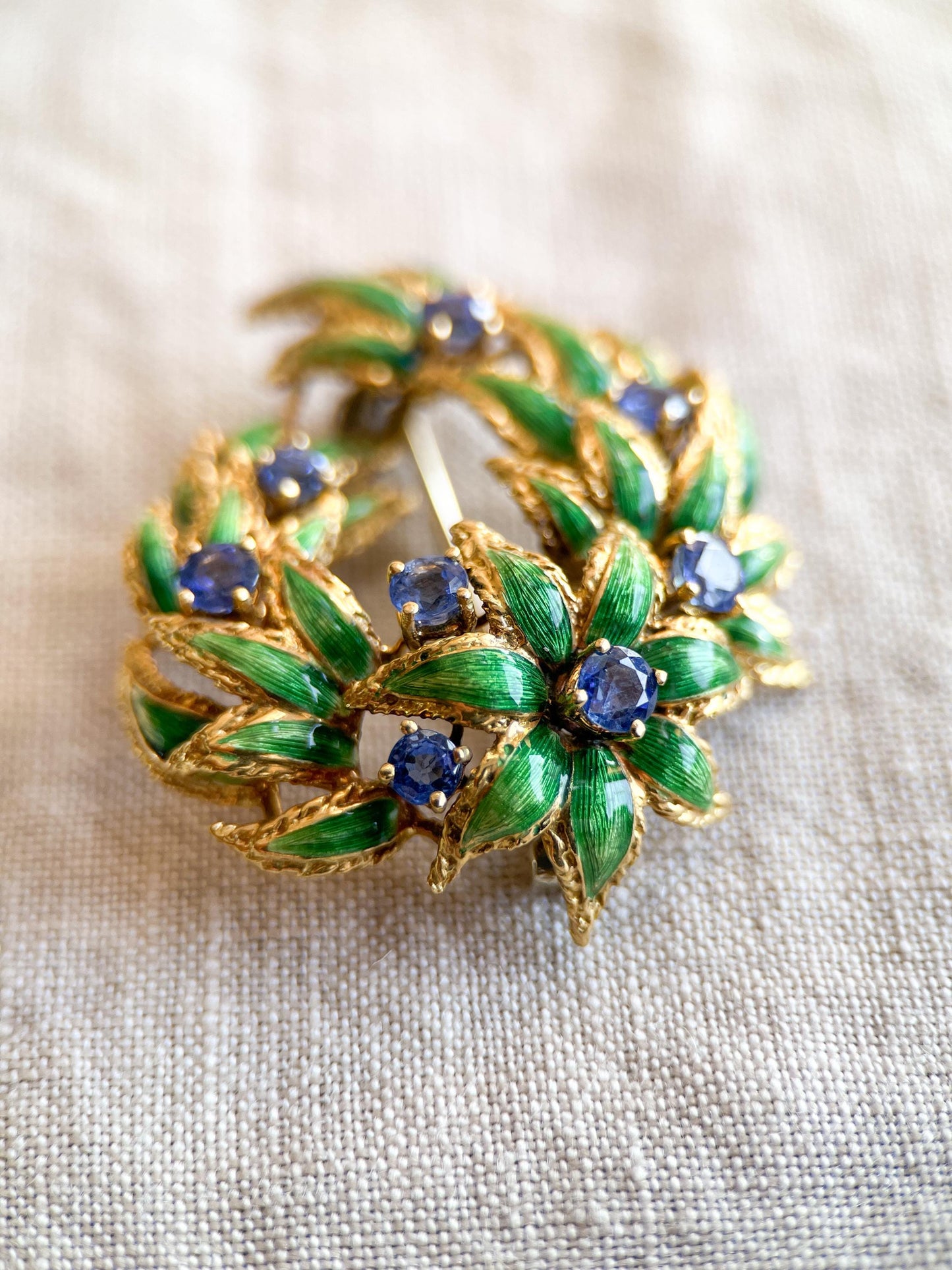 Vintage Floral Gemstone Brooch in 18k Gold