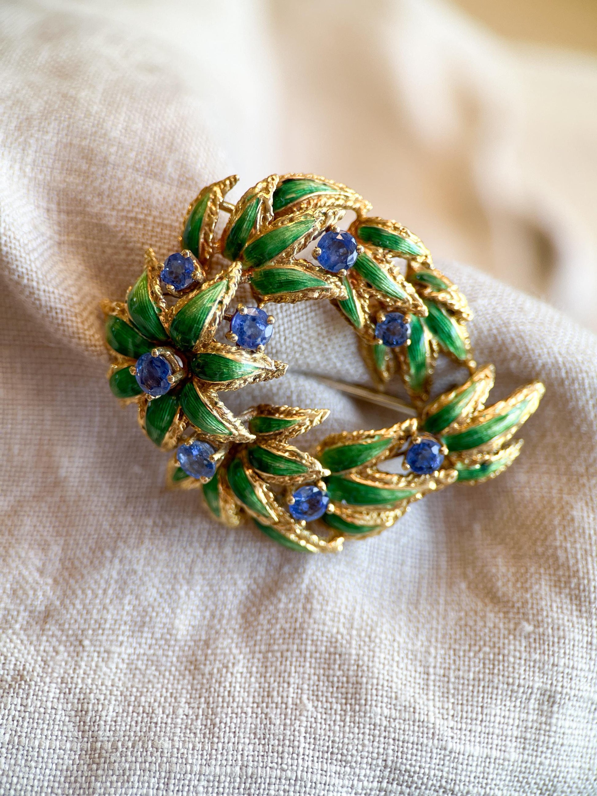 Vintage Floral Gemstone Brooch in 18k Gold