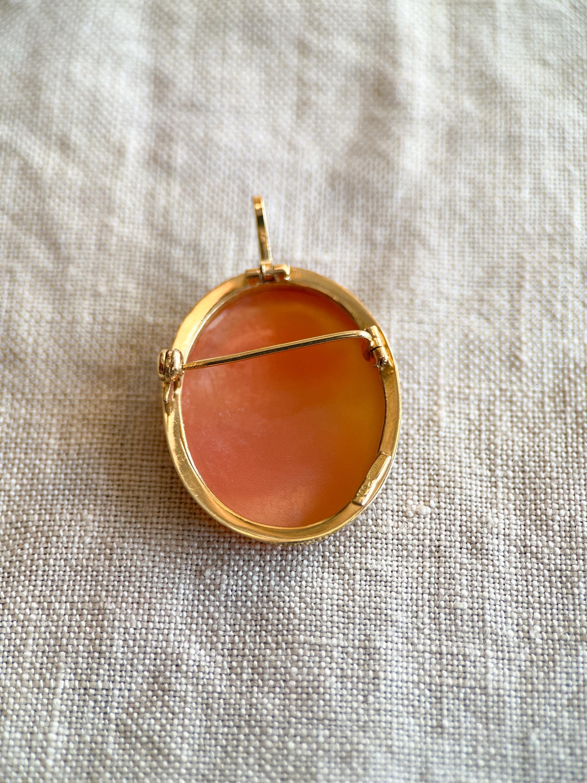 Vintage Cameo Brooch in 18k Gold