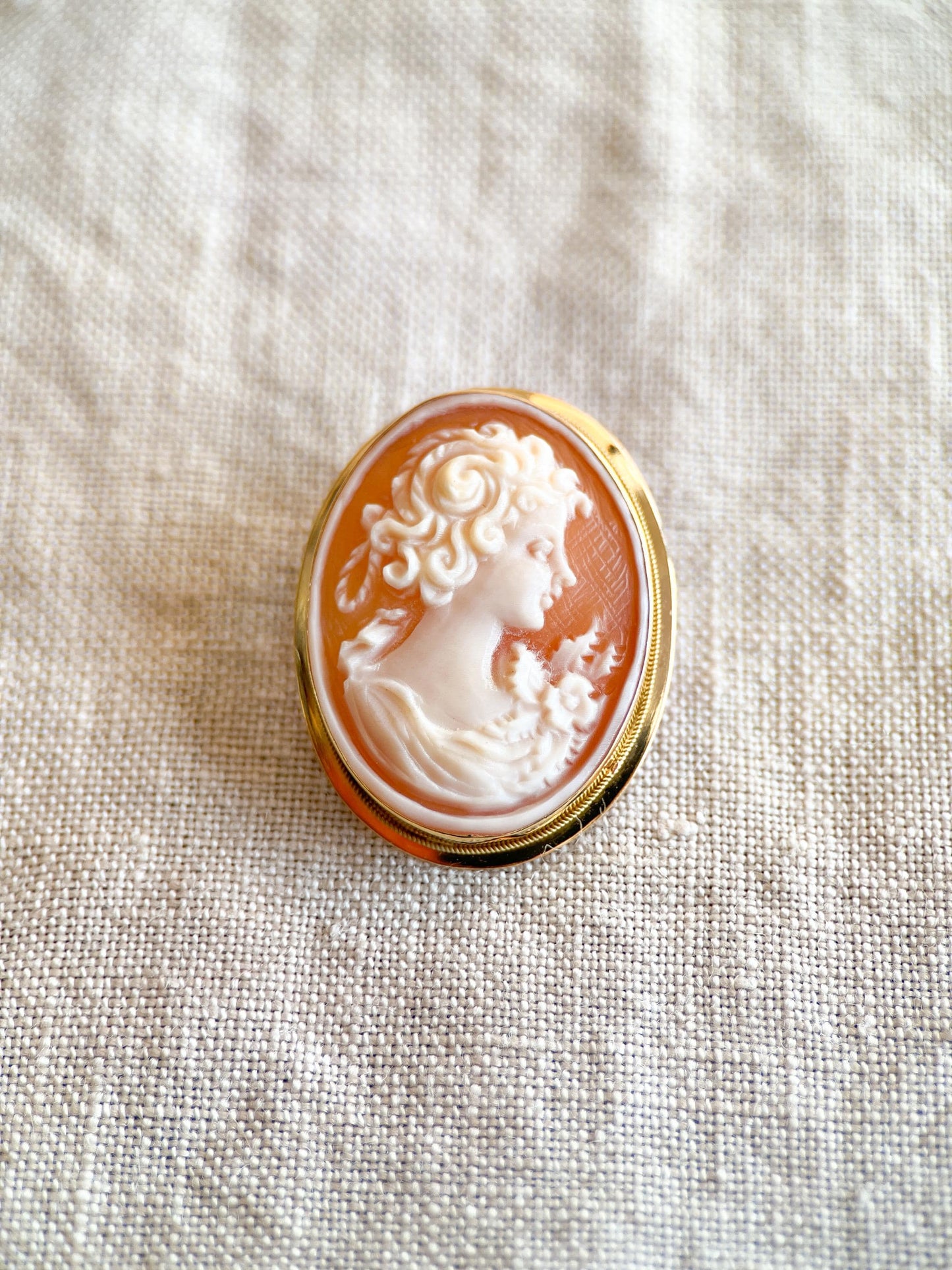 Vintage Cameo Brooch in 18k Gold