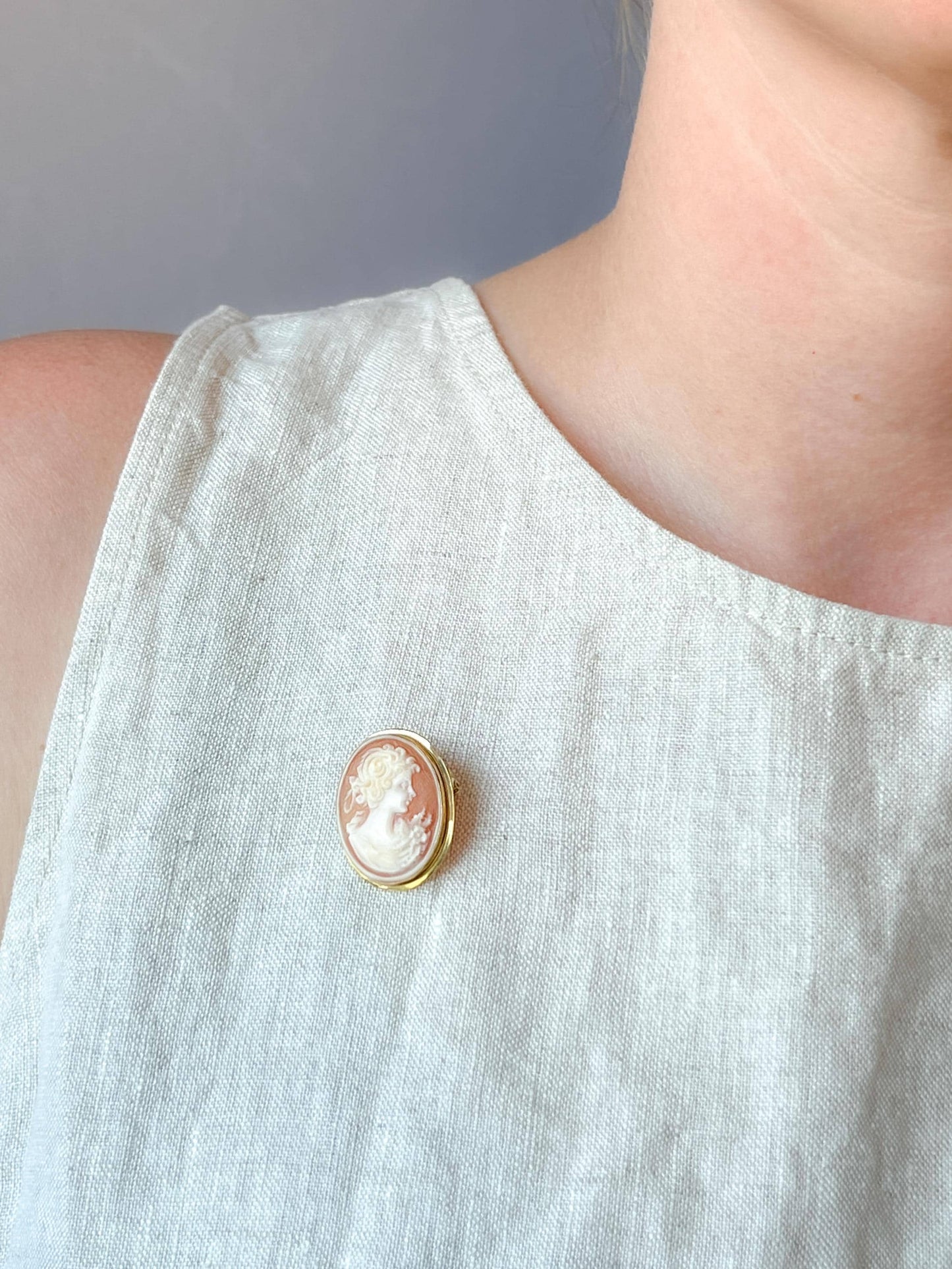 Vintage Cameo Brooch in 18k Gold