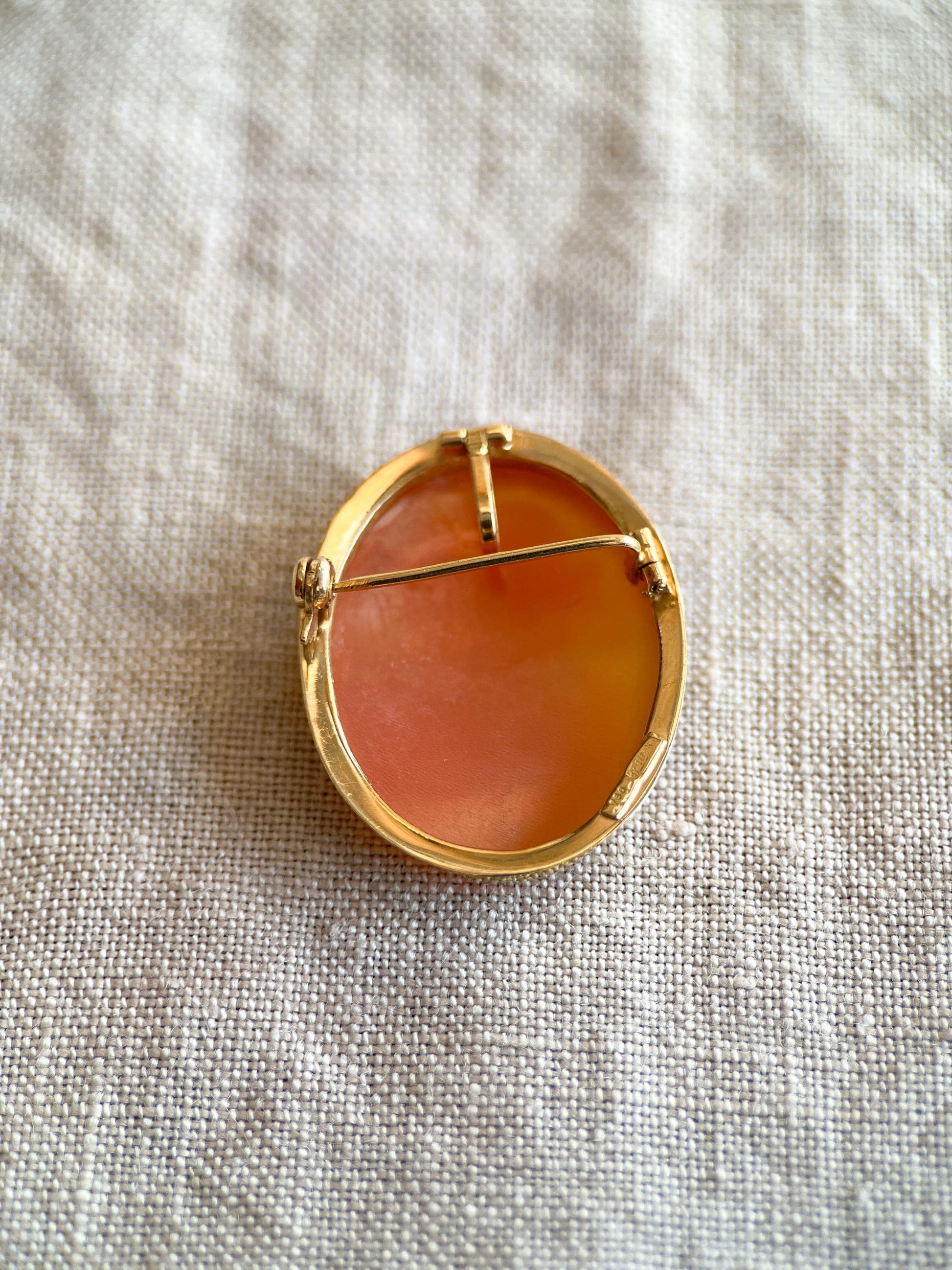 Vintage Cameo Brooch in 18k Gold