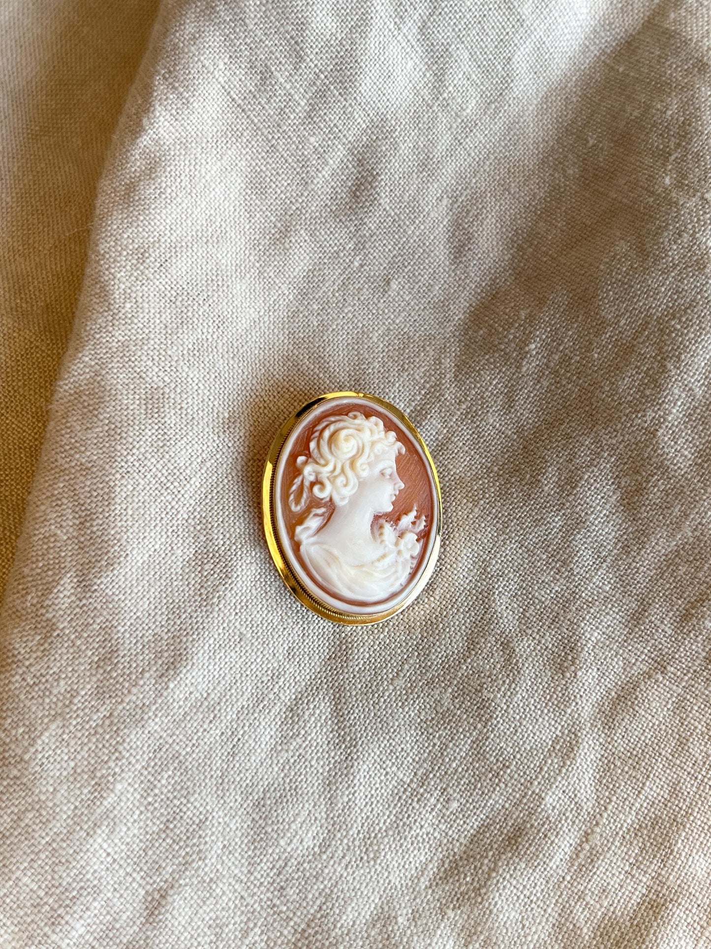 Vintage Cameo Brooch in 18k Gold