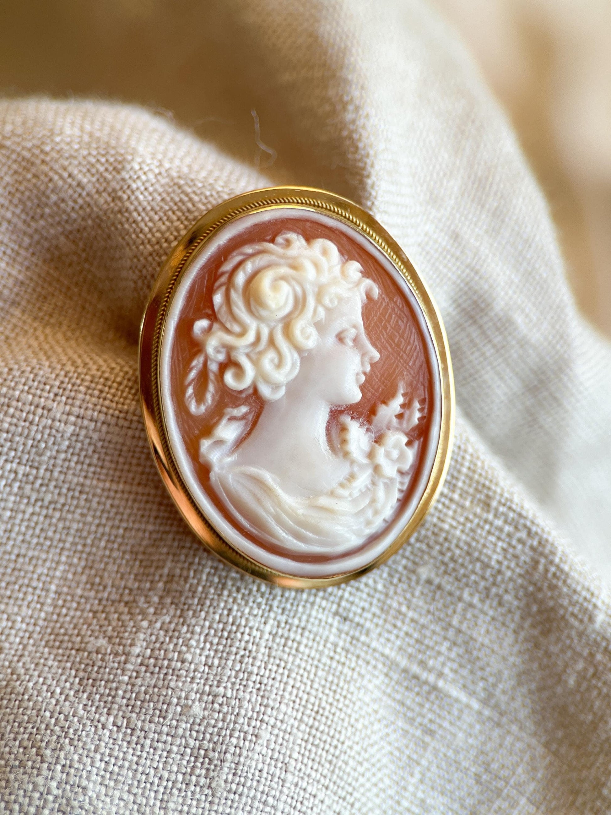 Vintage Cameo Brooch in 18k Gold