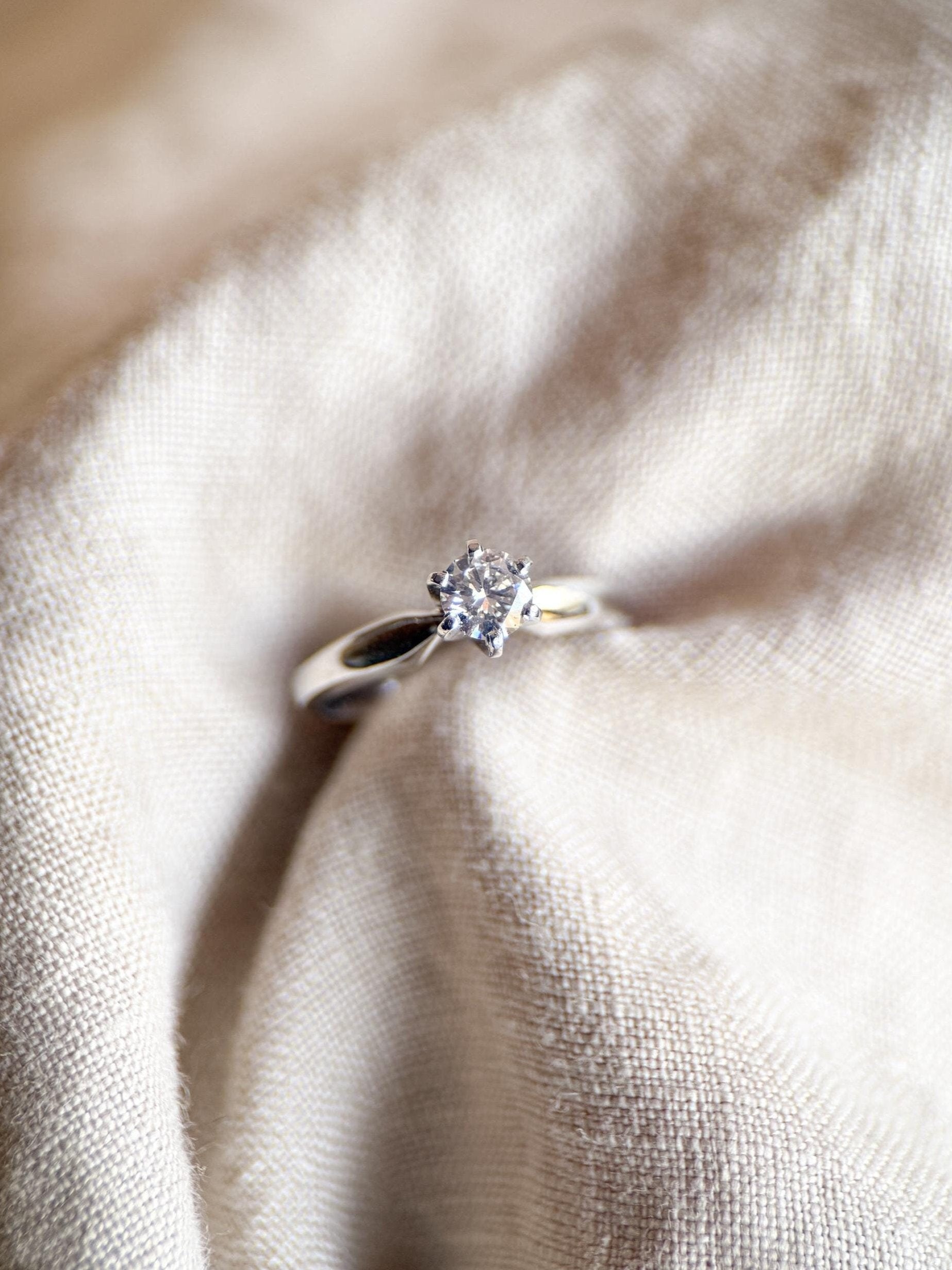 Vintage Diamond Solitaire Engagement Ring in 18k White Gold, Retro Jewelry from the 1990s - Timeless, Sustainable, @JewelryOnRepeat