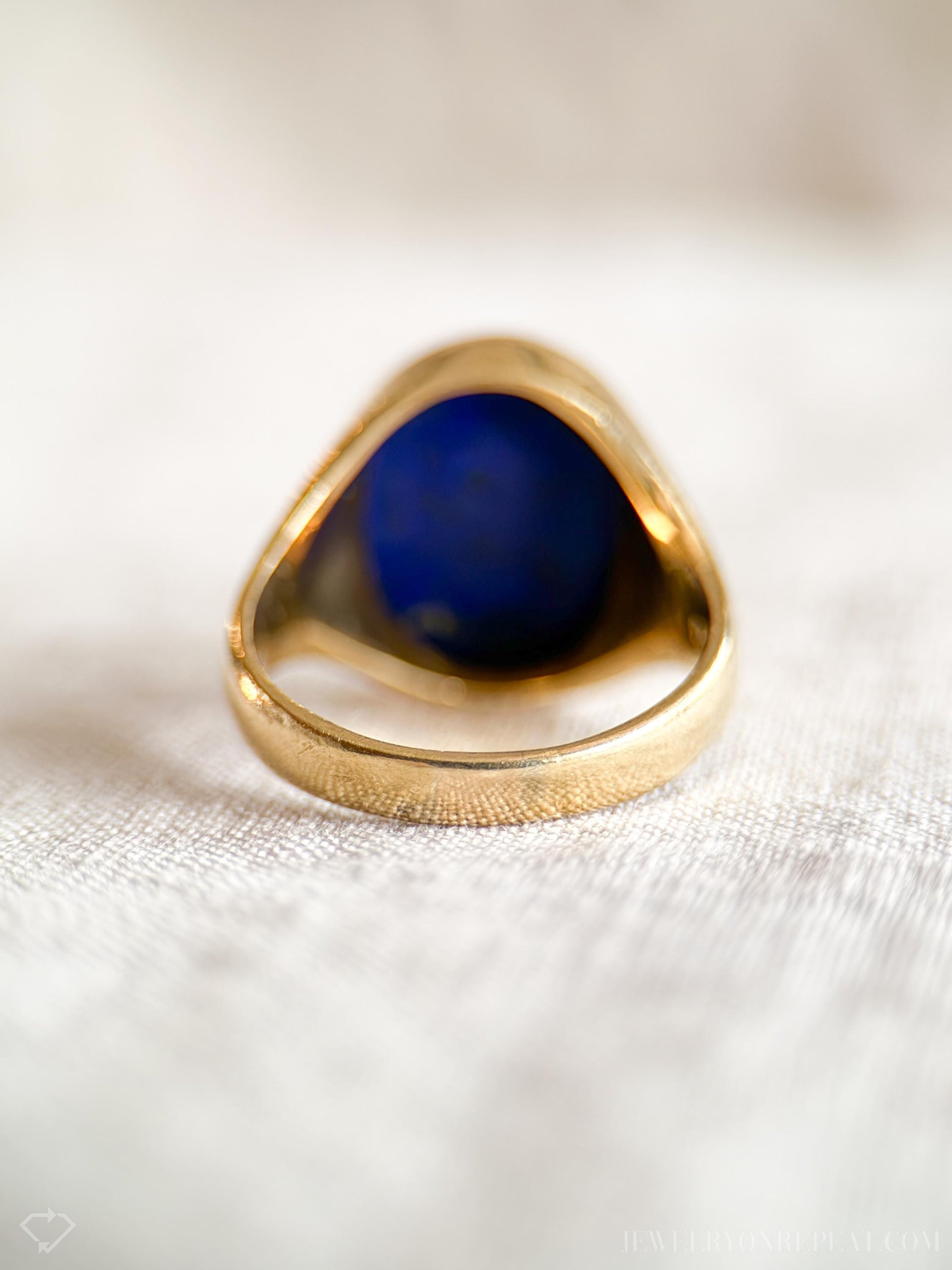 Vintage Lapis Lazuli Gemstone Cabochon Ring in 18k Gold, Antique Jewelry from the 1970s - Timeless, Sustainable, @JewelryOnRepeat