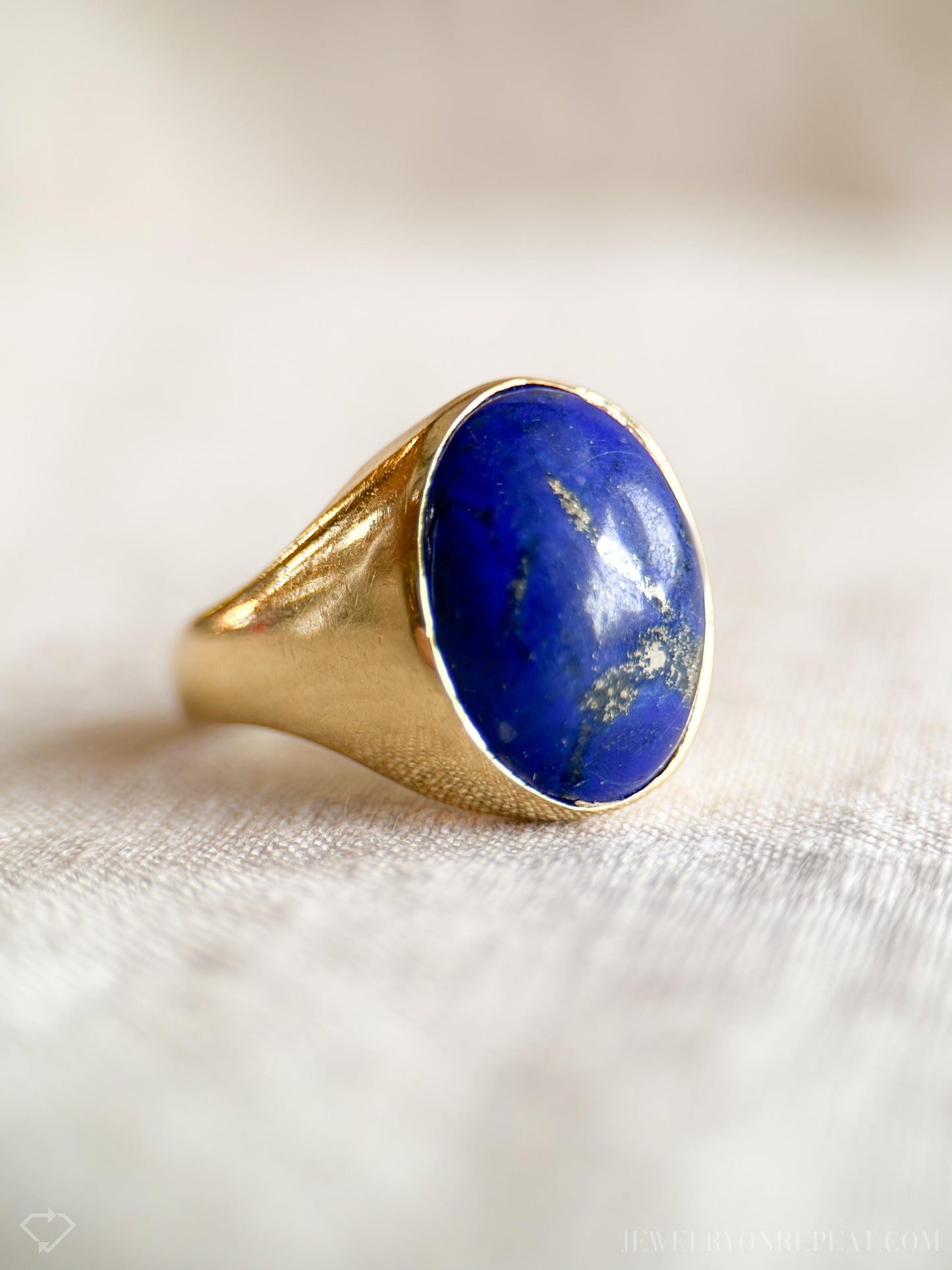 Vintage Lapis Lazuli Gemstone Cabochon Ring in 18k Gold, Antique Jewelry from the 1970s - Timeless, Sustainable, @JewelryOnRepeat