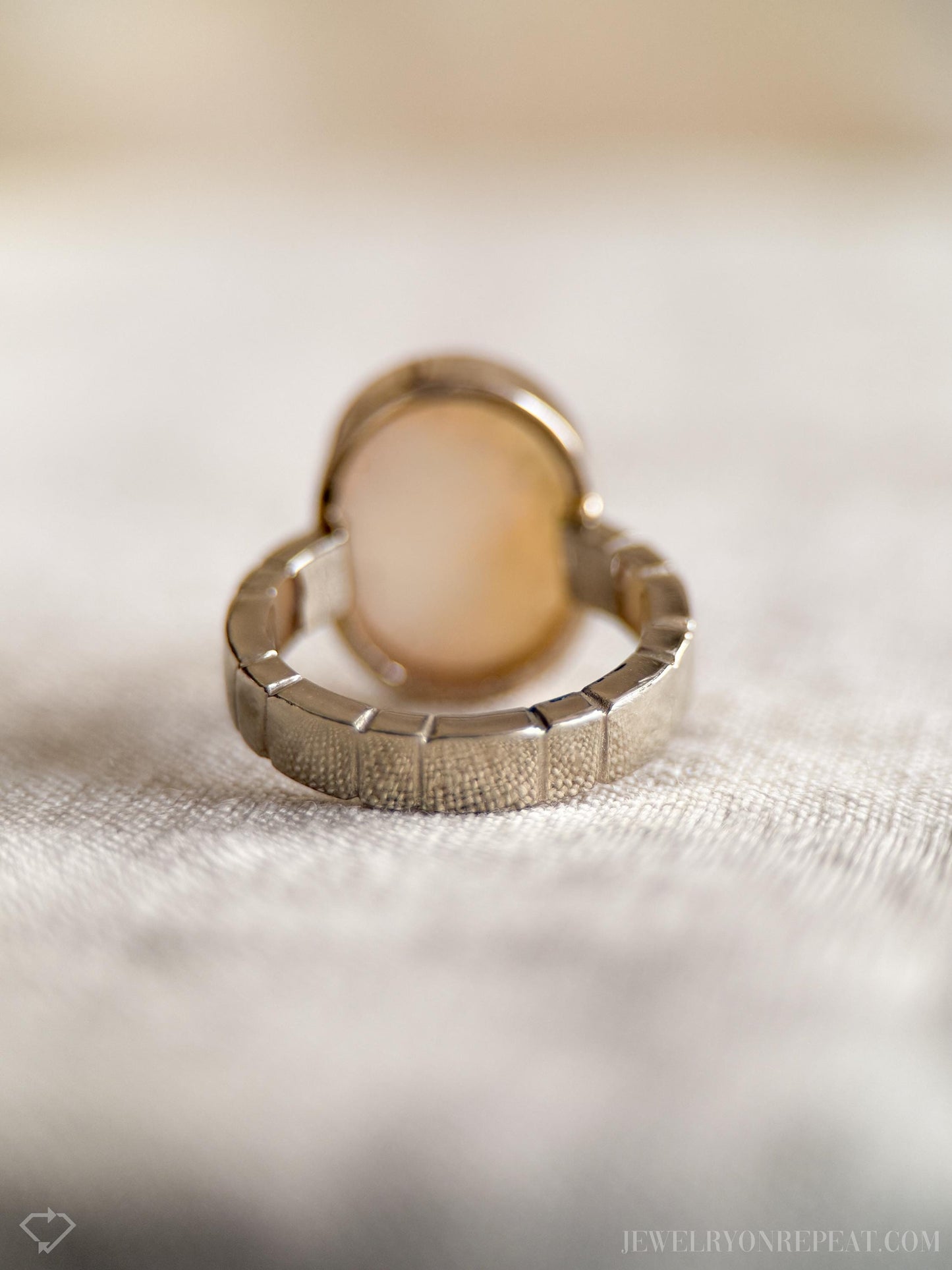 Vintage Genuine Opal Ring in 18k White Gold, Antique Jewelry from the 1990s - Timeless, Sustainable, @JewelryOnRepeat