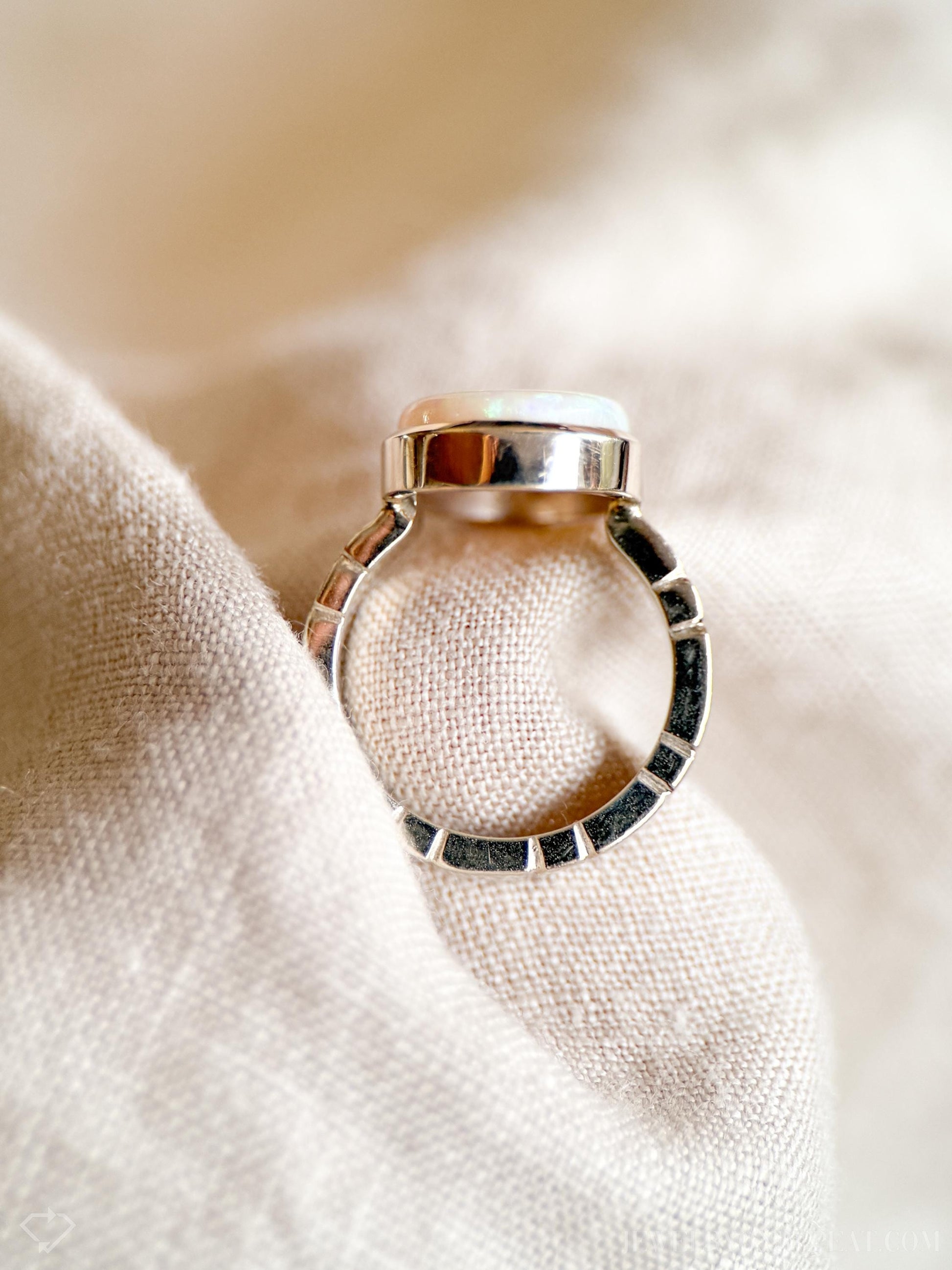 Vintage Genuine Opal Ring in 18k White Gold, Antique Jewelry from the 1990s - Timeless, Sustainable, @JewelryOnRepeat