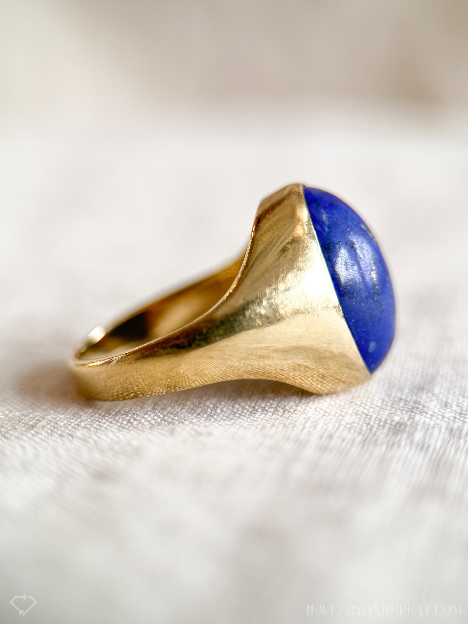 Vintage Lapis Lazuli Gemstone Cabochon Ring in 18k Gold, Antique Jewelry from the 1970s - Timeless, Sustainable, @JewelryOnRepeat