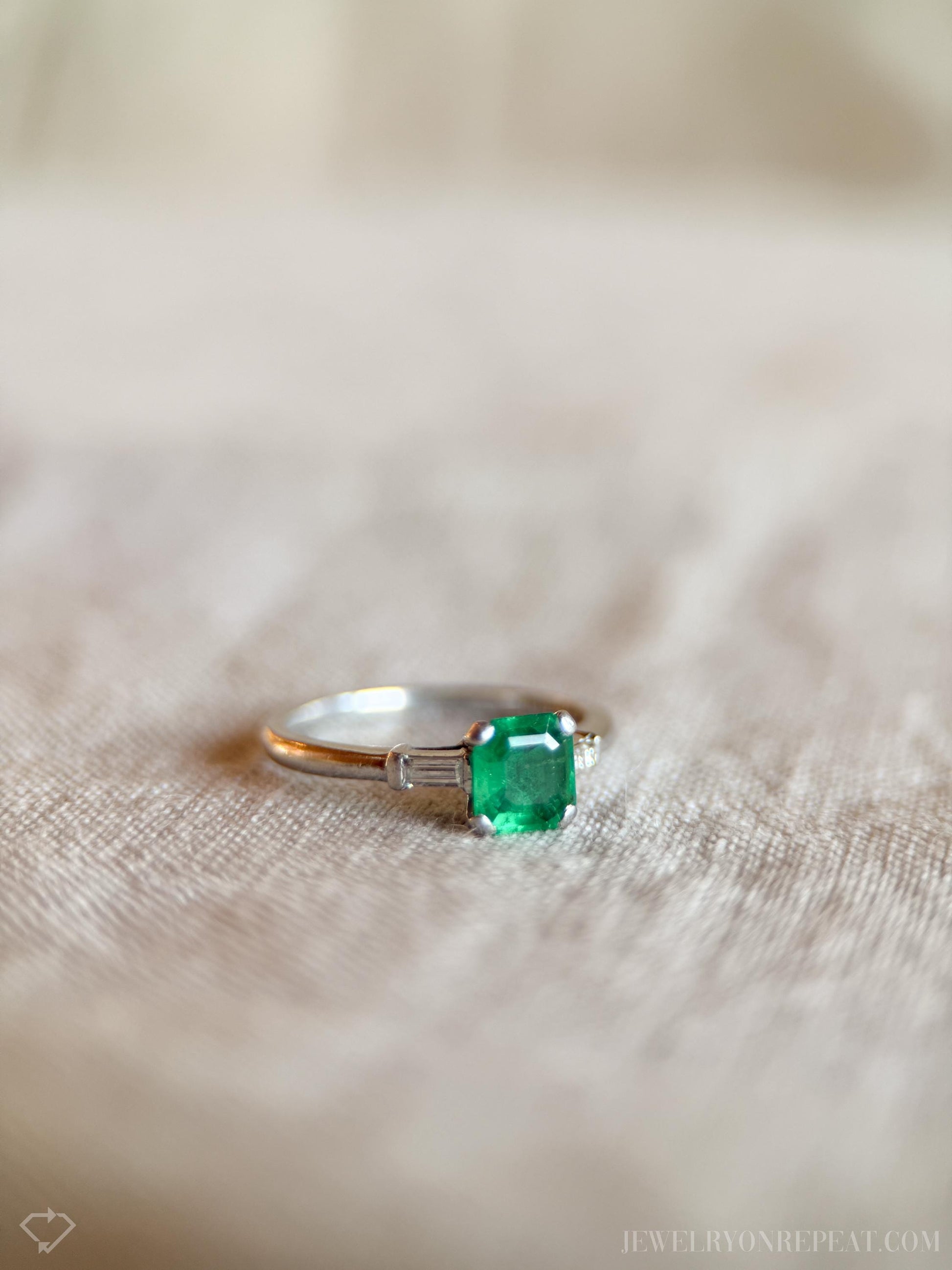 Vintage Emerald and Diamond Gemstone Ring in Platinum, Art Deco Jewelry from the 1960s - Timeless, Sustainable, @JewelryOnRepeat