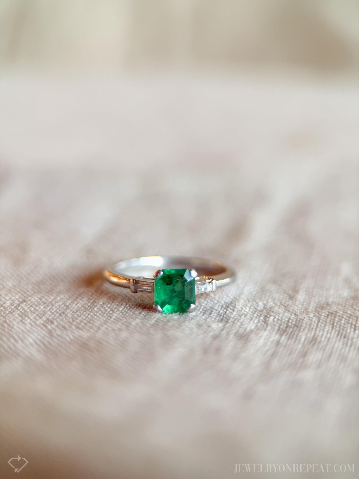 Vintage Emerald and Diamond Gemstone Ring in Platinum, Art Deco Jewelry from the 1960s - Timeless, Sustainable, @JewelryOnRepeat