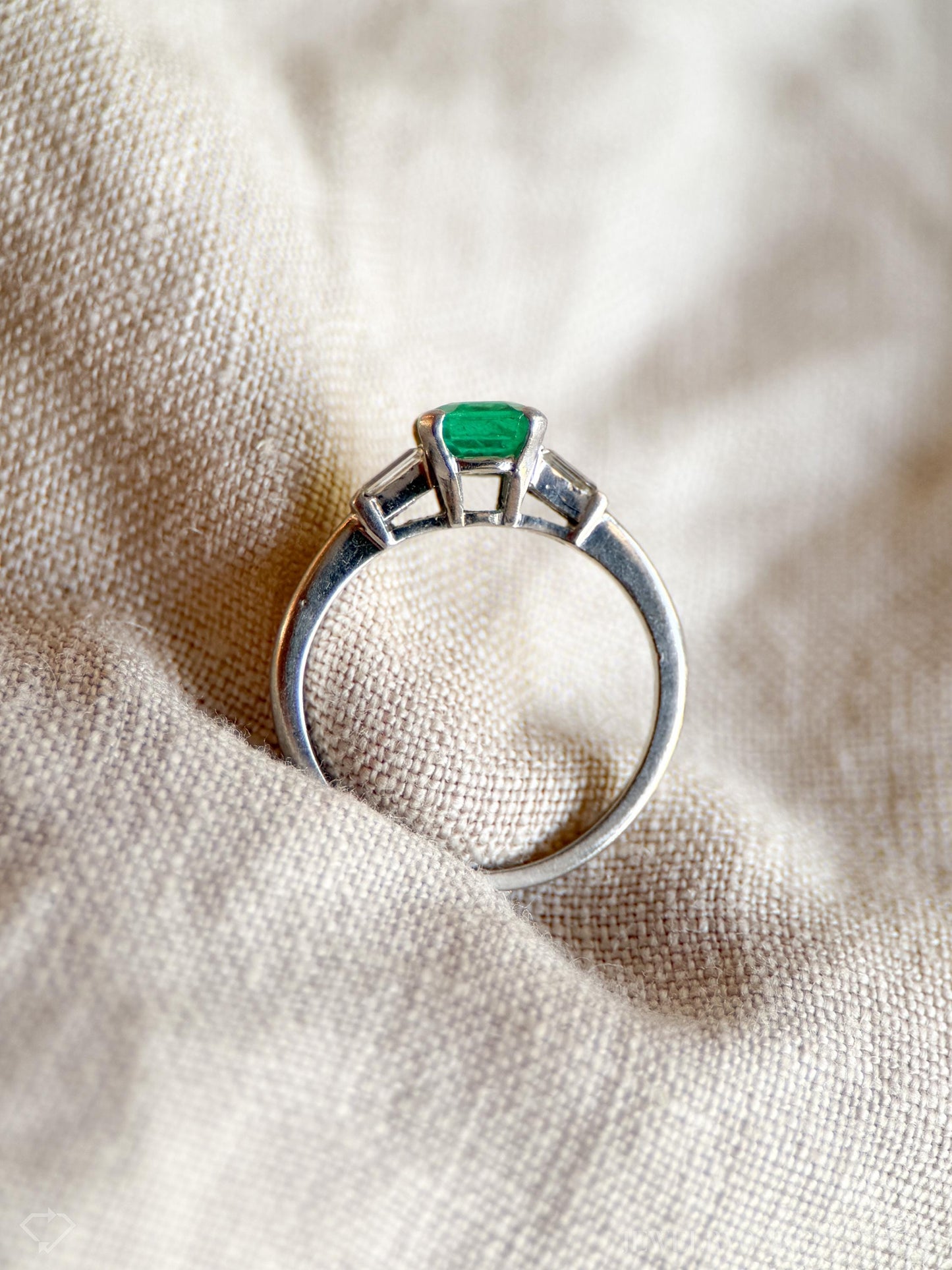 Vintage Emerald and Diamond Gemstone Ring in Platinum, Art Deco Jewelry from the 1960s - Timeless, Sustainable, @JewelryOnRepeat