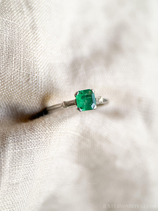 Vintage Emerald and Diamond Gemstone Ring in Platinum, Art Deco Jewelry from the 1960s - Timeless, Sustainable, @JewelryOnRepeat