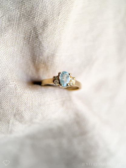 Vintage 1990s Blue Topaz Gemstone Ring in 14k Gold