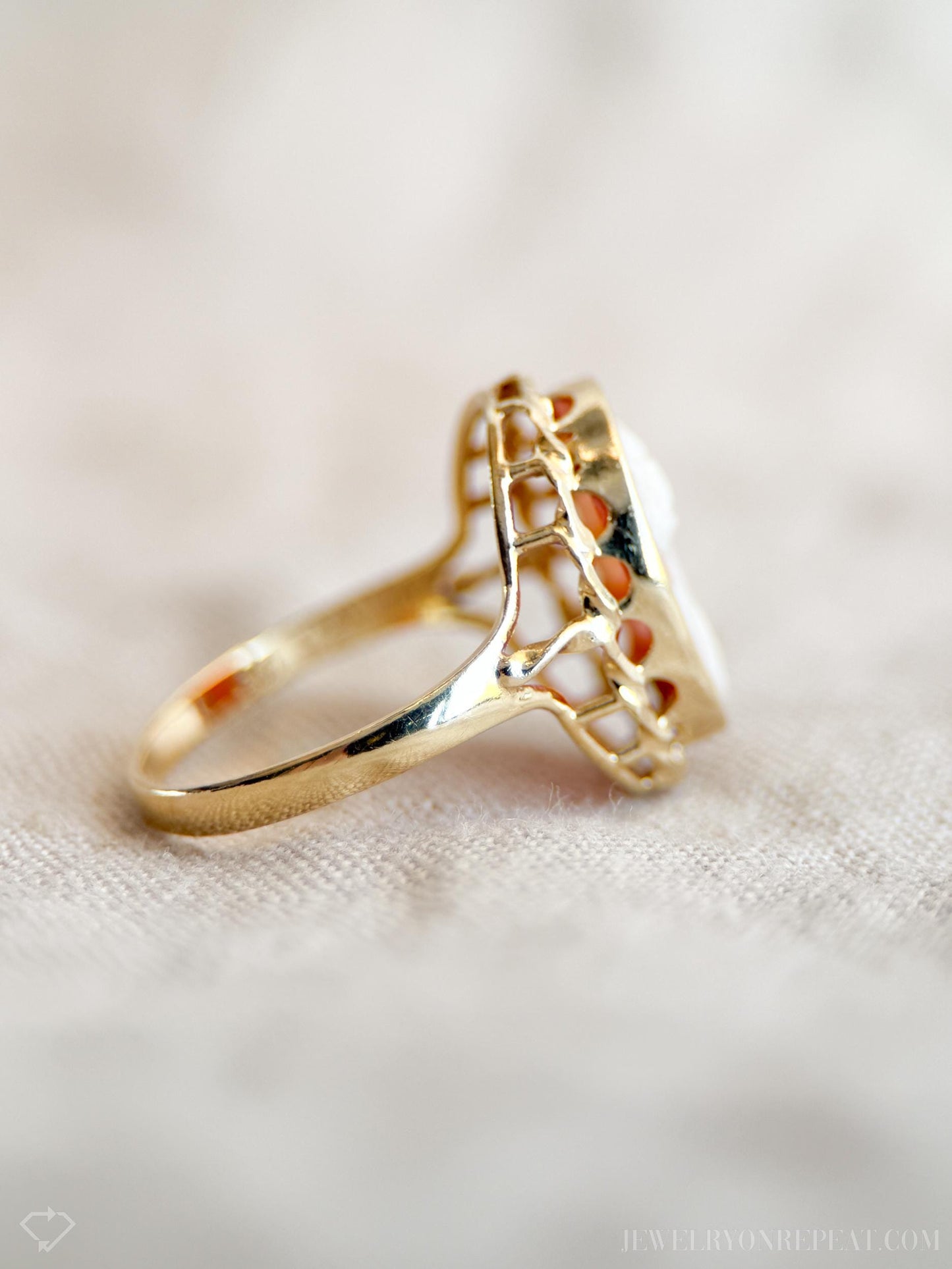 Vintage 1940s Cameo Gemstone Ring in 14k Gold