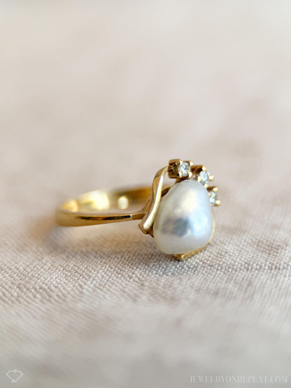 Vintage 1970s Diamond & Pearl Ring in 14k Gold