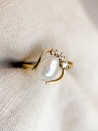 Vintage 1970s Diamond & Pearl Ring in 14k Gold