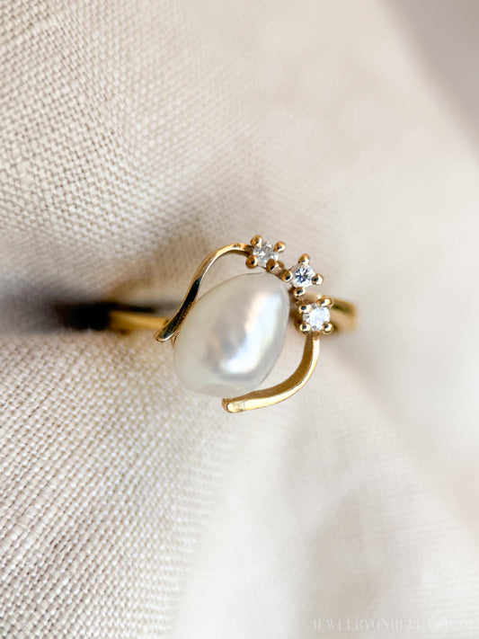 Vintage Diamond and Pearl Ring in 14k Gold, Antique Jewelry from the 1970s - Timeless, Sustainable, @JewelryOnRepeat