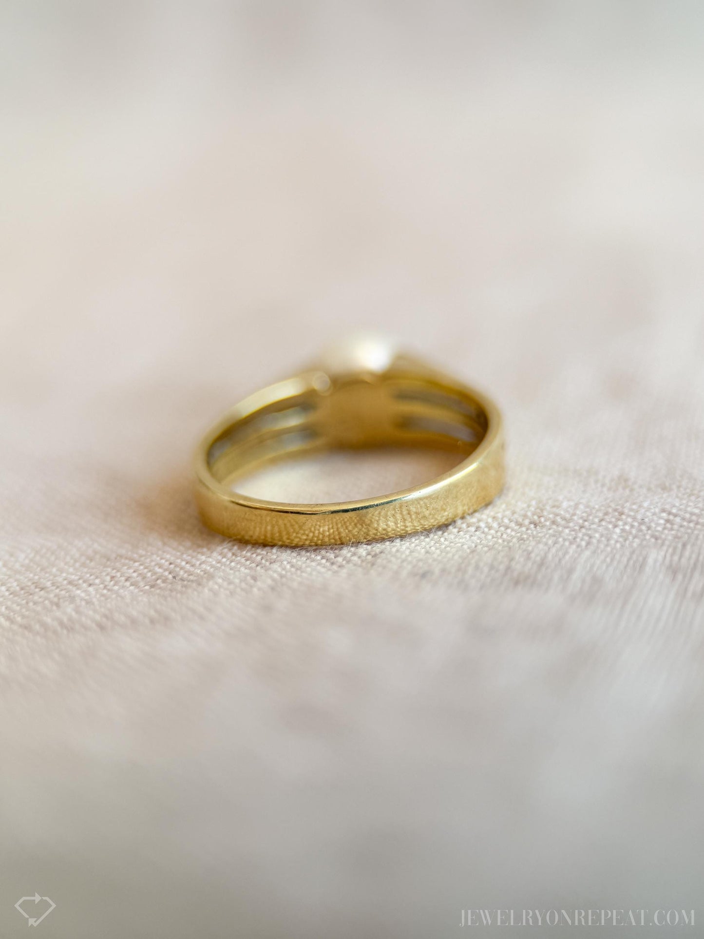Vintage Akoya Pearl Solitaire Ring in 14k Gold, Antique Jewelry from the 1980s - Timeless, Sustainable, @JewelryOnRepeat