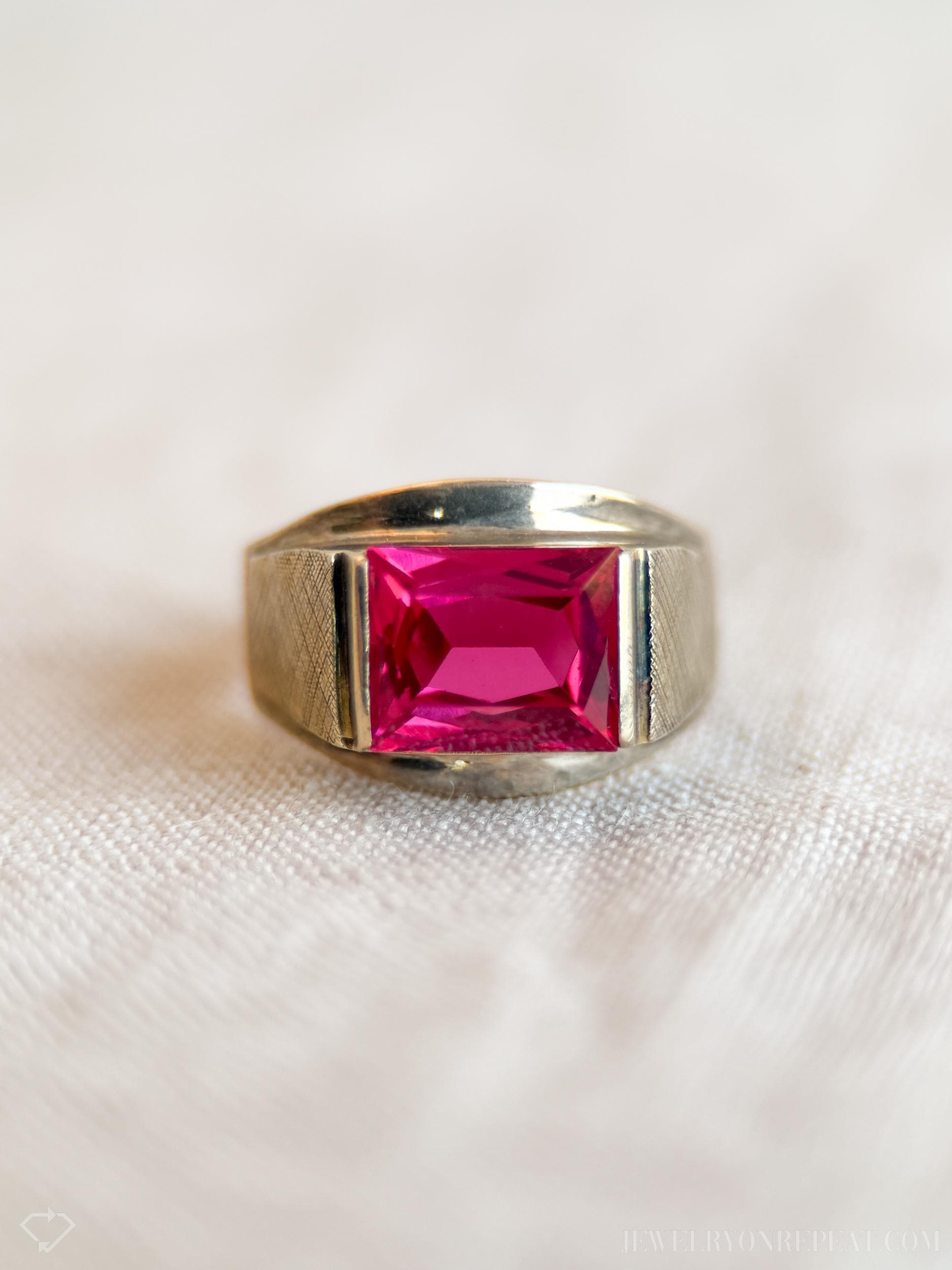 Vintage Art Deco Ruby Ring in 14k Gold, Antique Unisex Jewelry from the 1960s - Timeless, Sustainable, @JewelryOnRepeat