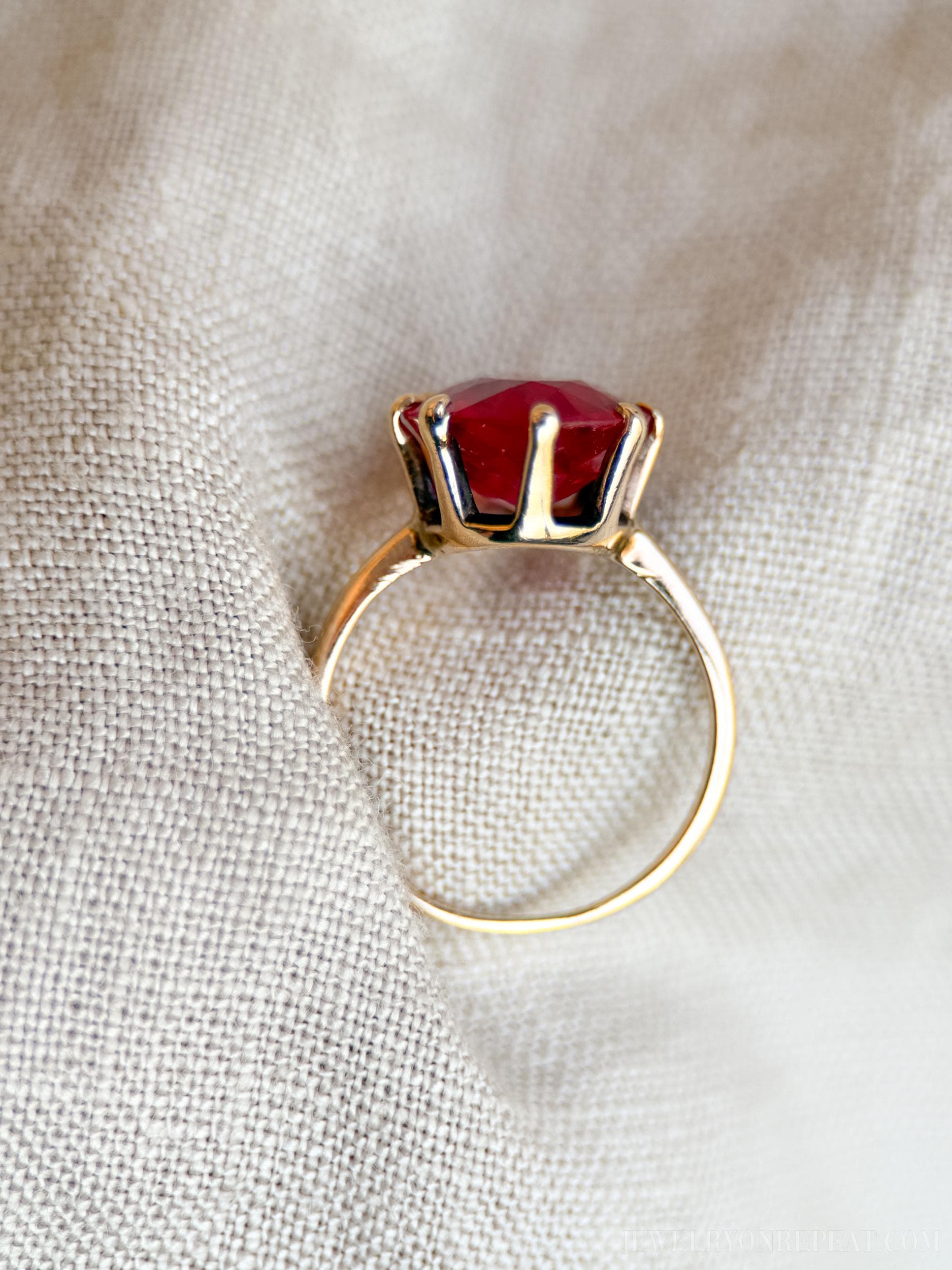 Vintage Art Deco Oval Cut Solitaire Ruby Ring in 14k Gold, Antique Jewelry from the 1960s - Timeless, Sustainable, @JewelryOnRepeat