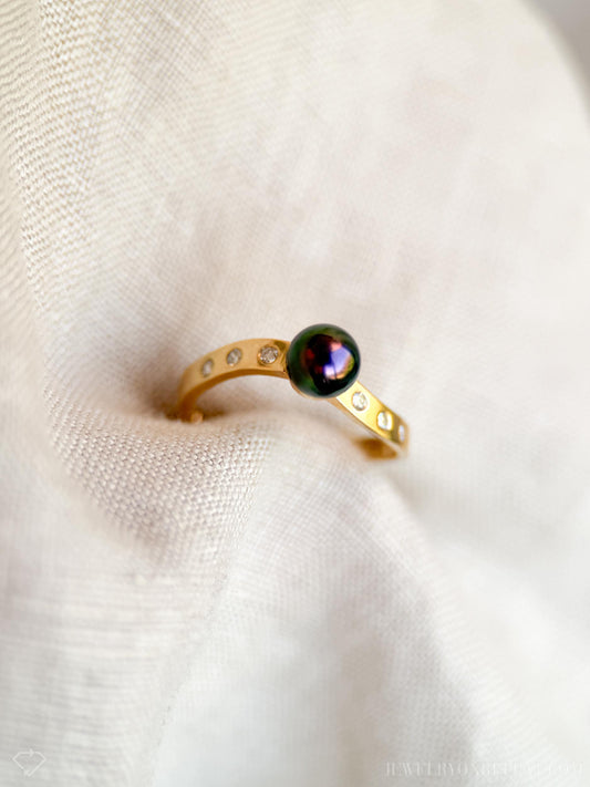 Vintage Black Pearl and Diamond Ring in 14k Gold, Antique Jewelry from the 1990s - Timeless, Sustainable, @JewelryOnRepeat
