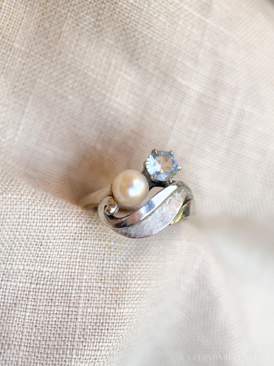 Vintage Pearl and Blue Spinel Ring in 10k White Gold, Antique Jewelry from the 1970s - Timeless, Sustainable, @JewelryOnRepeat