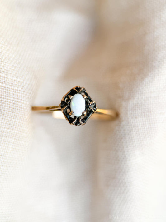 Vintage Opal Ring in 10k Gold, Antique Jewelry from the 1970s - Timeless, Sustainable, @JewelryOnRepeat