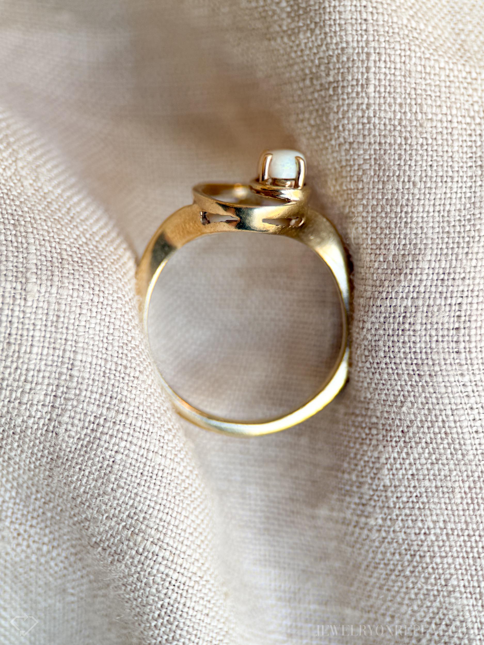Vintage Opal Ellipse Ring in 10k Gold, Antique Jewelry from the 1970s - Timeless, Sustainable, @JewelryOnRepeat