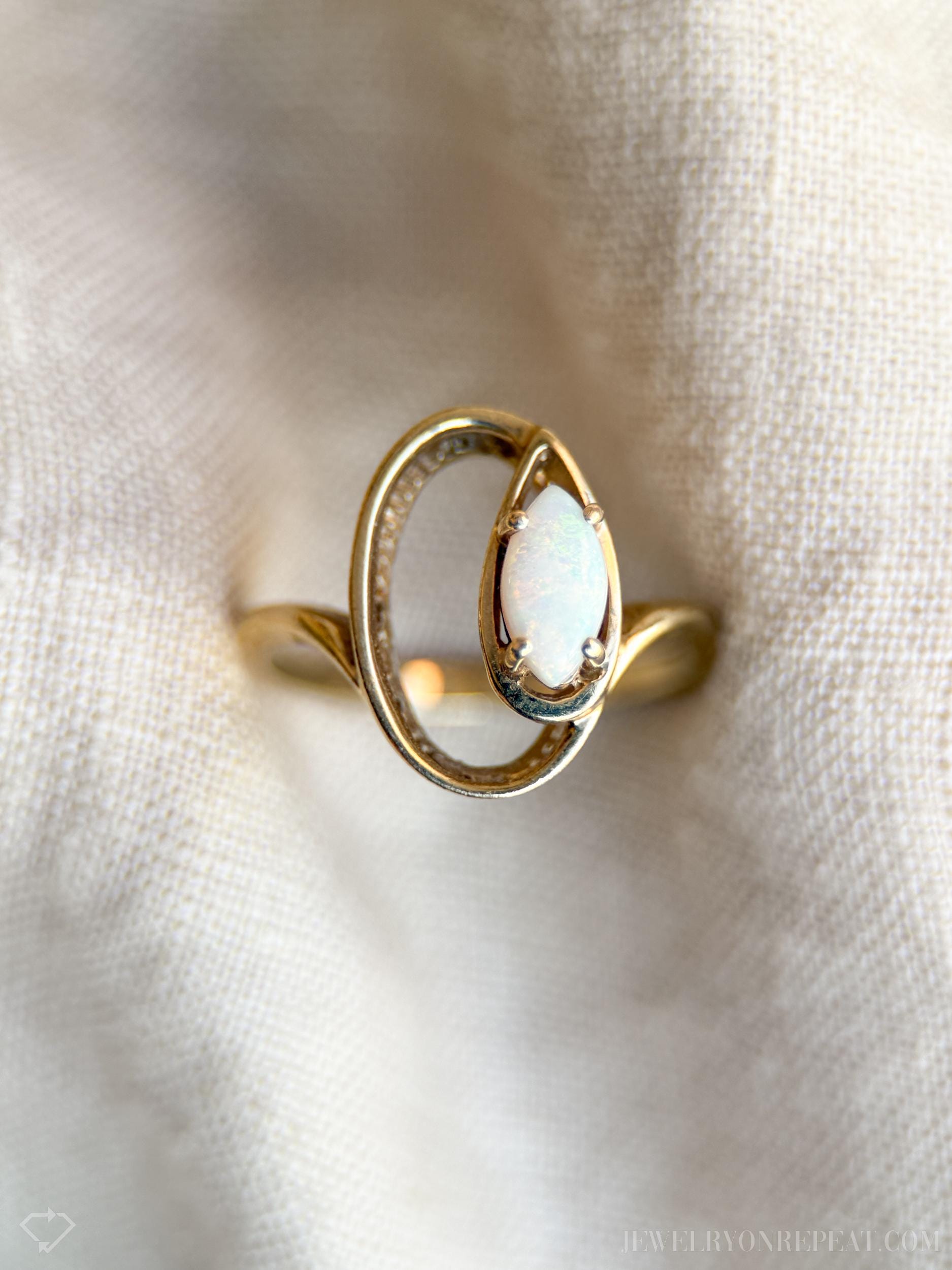 Vintage Opal Ellipse Ring in 10k Gold, Antique Jewelry from the 1970s - Timeless, Sustainable, @JewelryOnRepeat