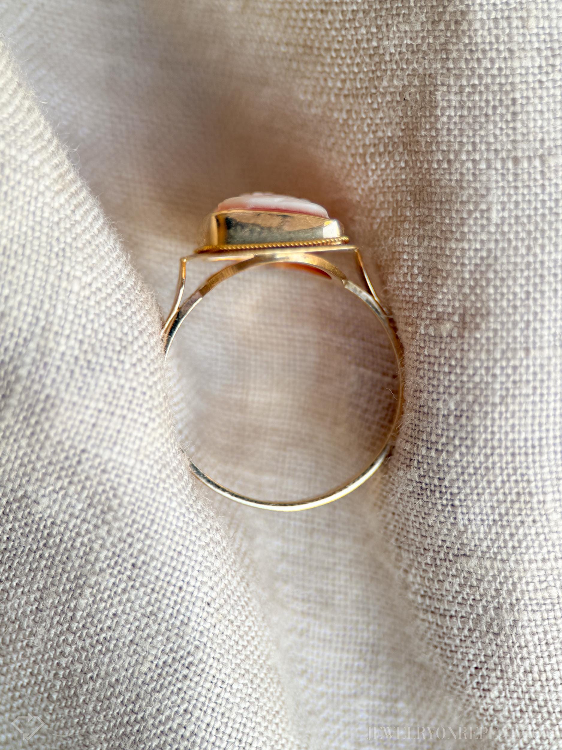 Vintage Cameo Gemstone Ring in 14k Gold, Antique Jewelry from the 1940s - Timeless, Sustainable, @JewelryOnRepeat