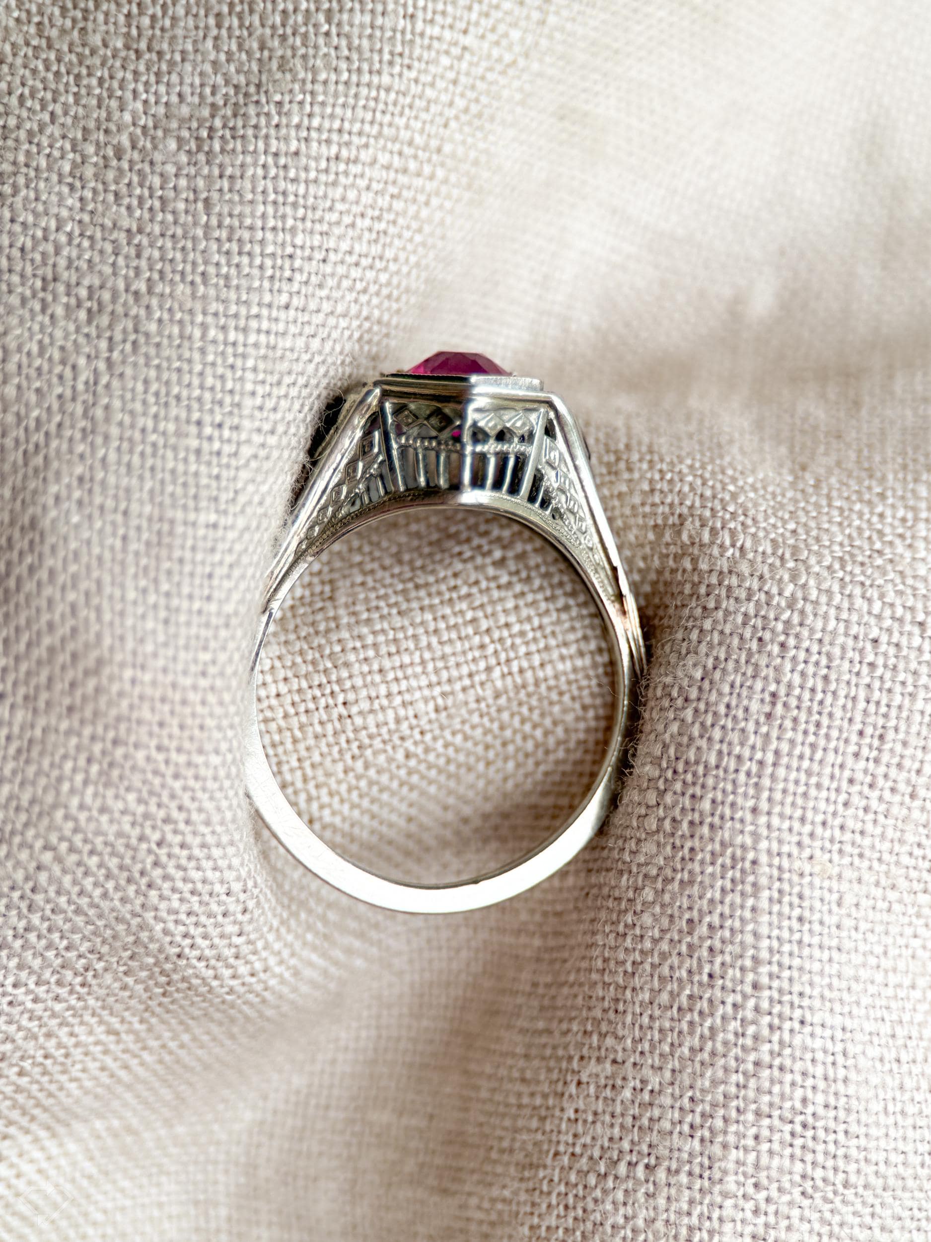 Vintage Art Deco Ruby Gemstone Ring in 18k White Gold, Antique Jewelry from the 1930s - Timeless, Sustainable, @JewelryOnRepeat