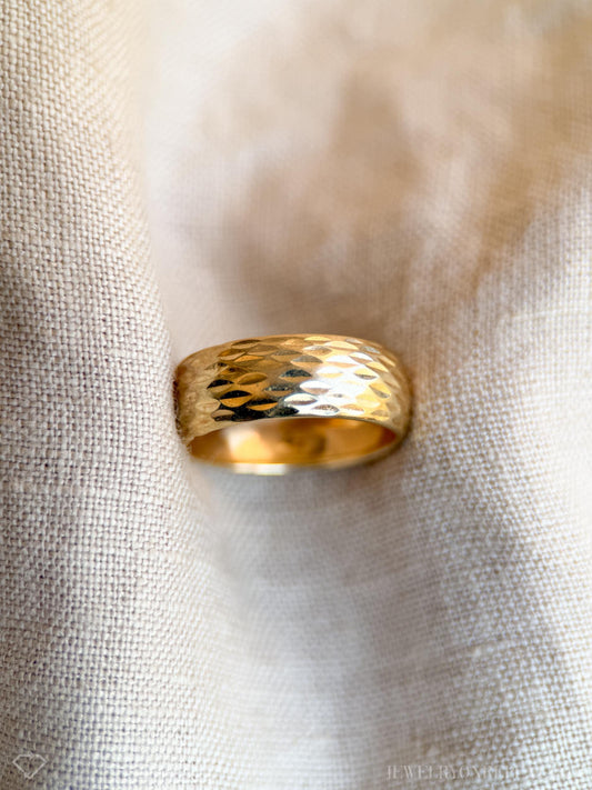 Vintage Textured Gold Wedding Band in 14k Gold, Retro Jewelry from the 1990s - Timeless, Sustainable, @JewelryOnRepeat