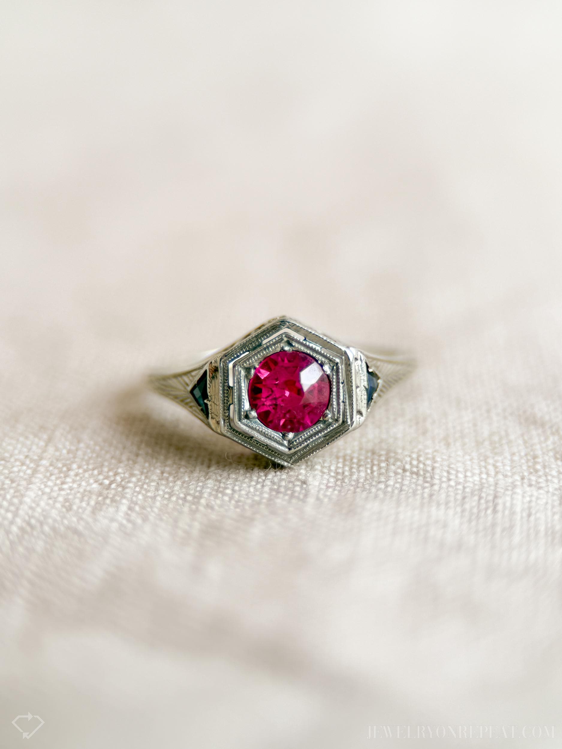 Vintage Art Deco Ruby Gemstone Ring in 18k White Gold, Antique Jewelry from the 1930s - Timeless, Sustainable, @JewelryOnRepeat