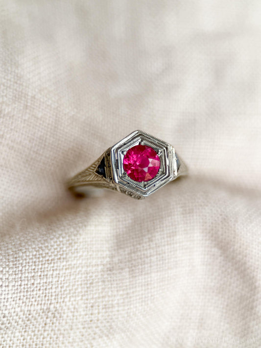 Vintage Art Deco Ruby Gemstone Ring in 18k White Gold, Antique Jewelry from the 1930s - Timeless, Sustainable, @JewelryOnRepeat