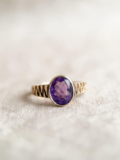 Vintage 1970s Oval Cut Amethyst Ring in 14k Gold